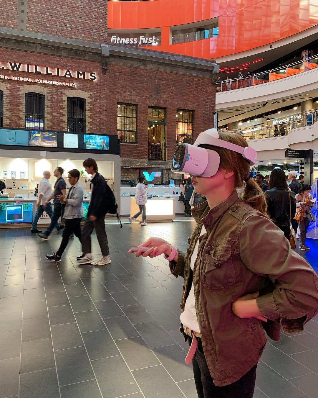 吉田ちかさんのインスタグラム写真 - (吉田ちかInstagram)「Hey guys! VR week is finally here! Everyday for the next 5 days I’ll be uploading a VR 180 video of Melbourne so you guys can feel like you’re there with me! Today we’re gonna go get some flat whites and walk around Melbourne’s CBD! ﻿ ﻿ いよいよVRウィークが始まります！私たちと一緒にメルボルンを旅しているかのように感じてもらうため、今日から5日間、毎日VR180°映像でメルボルンの様々なスポットをシェアします☆ 先日の動画でお願いしたVRゴーグルの準備は如何ですか？！今日は、コーヒーを飲みながらメルボルンのシティを散策しますよ！﻿ ﻿ 今回のVR動画の制作は、最後の最後まで課題だらけの大掛かりなプロダクションでした💦映像を見てるだけだと伝わらないかもしれませんが、本当に本当に大変でした😱 これを形にできたのも色んな方々のヘルプがあったからです！特にちか友留学生活alumniのはるなちゃんに HUGE THANKS!! みんなと一生懸命作ったので、一緒に旅をしている感じで楽しんでもらえたら嬉しいです❤️ ﻿ ﻿ #メイキング写真はスワイプして #最後の2枚がクールすぎる #どこでもPCを開いて編集しだすはるなちゃん #自分を見ているみたい #はるなちゃんは2年前のちか友留学生活のコンテストに参加 #色んなご縁があり仲良くなり #メルボルンに留学経験があり動画編集が得意なので色々と協力してもらいました #そんなはるなちゃんも4月から就職 #VRは就職前の大きなプロジェクト #心からありがとう #そしてお疲れ様でした #はるなちゃんの将来が楽しみだ😉」3月22日 23時12分 - bilingirl_chika