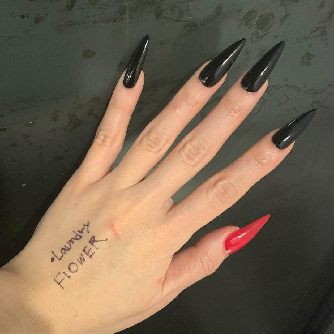 Mei Kawajiriさんのインスタグラム写真 - (Mei KawajiriInstagram)「Vampire Mood 🍷 #nailsbymei #nails」3月22日 23時14分 - nailsbymei