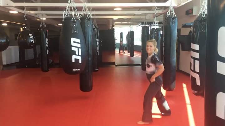 モーガン・キングのインスタグラム：「Think I should make a career change? 🤣 • • • #ufc #ufcpi #kidding #performanceinstitute #exsoccerplayer #kick #idgetmyasskicked  #weightlifting #friday #mood 📷: @heatherlinden」