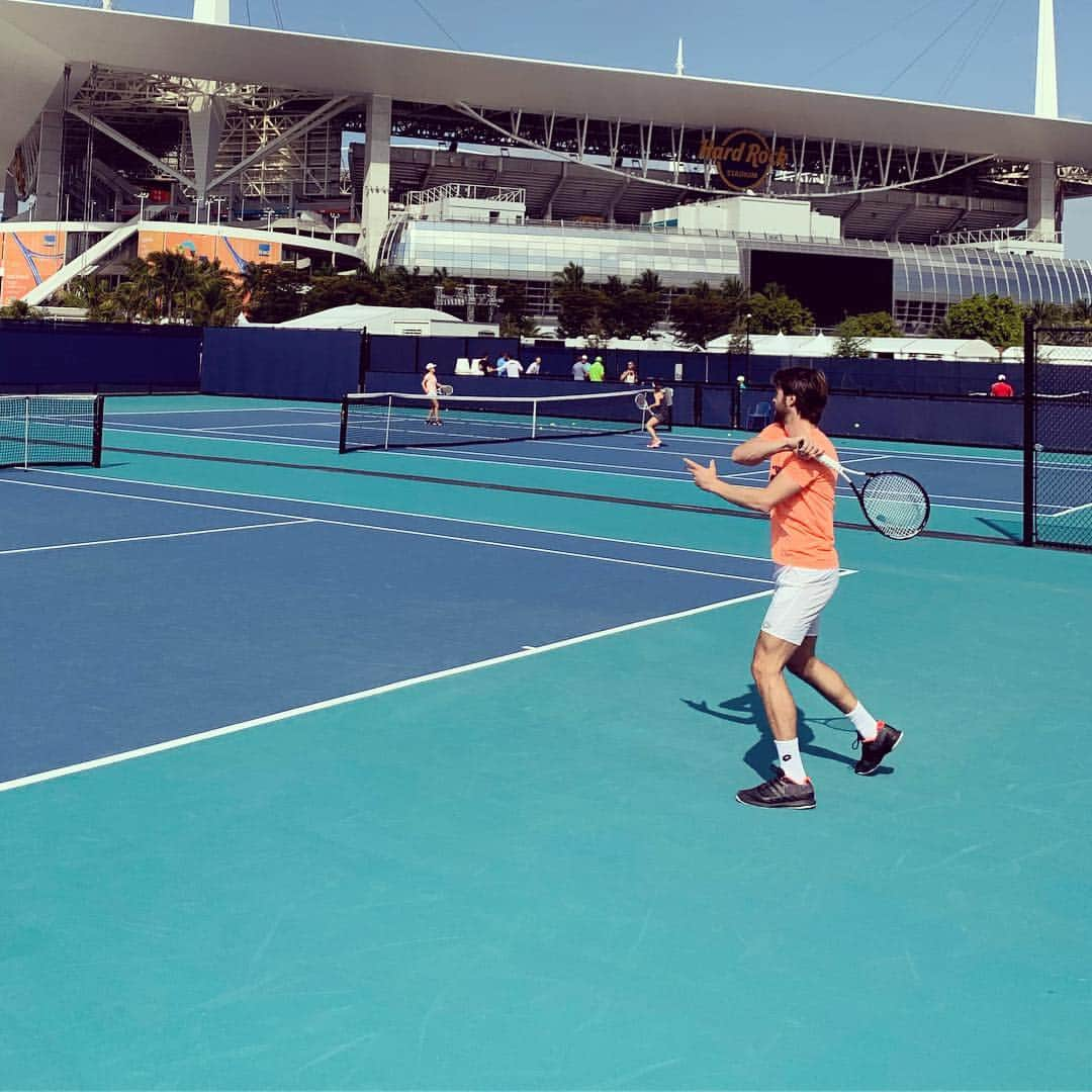 ニコロズ・バシラシビリのインスタグラム：「First match today on this beautiful courts☀️ @miamiopen」