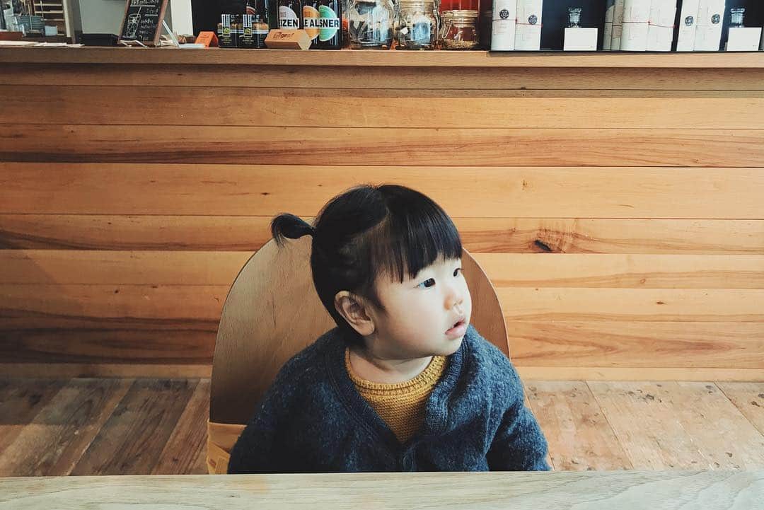 naoko tawaraのインスタグラム：「今日は娘と買い物して、grafでお茶を。普通の椅子に座らせて向かい合えるのは新鮮。 （このあと暴れて全然座ってくれなかったけど） まりさんや隼さん、ごーやが迎えてくれて、ワイワイした時間になりました。卒業してからもこうやって来れるのはほんと嬉しい。 あいかわらず忙しそうでしたが、服部さんにも一瞬会えたし、打ち合わせにやってきた赤井くんにもちょうど会えて、娘も遊んでもらいました。 もうすぐ一歳になる娘。まだ歩けないですが、元気がいっぱいです。 #grafstaff #grafstudio #baby #babygirl #えな抱っこチャレンジ」