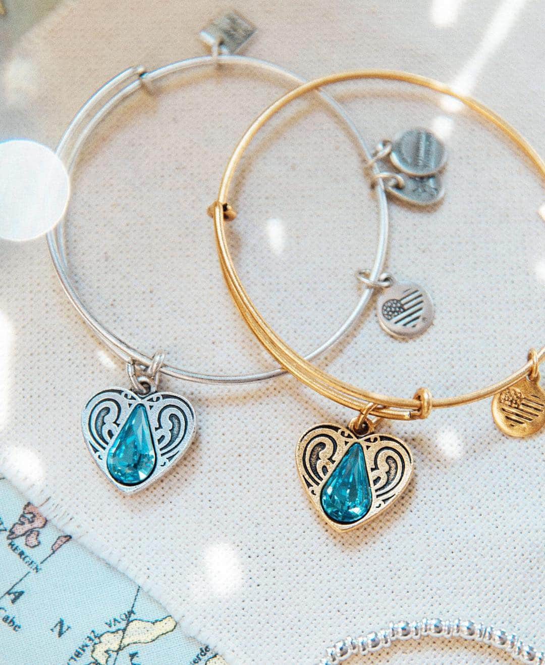 のインスタグラム：「Thanks to YOU, the Living Water charm has provided over 52,000 families around the world with access to clean water through our partnership with @living_water💧 #WorldWaterDay (tap to shop + support)」