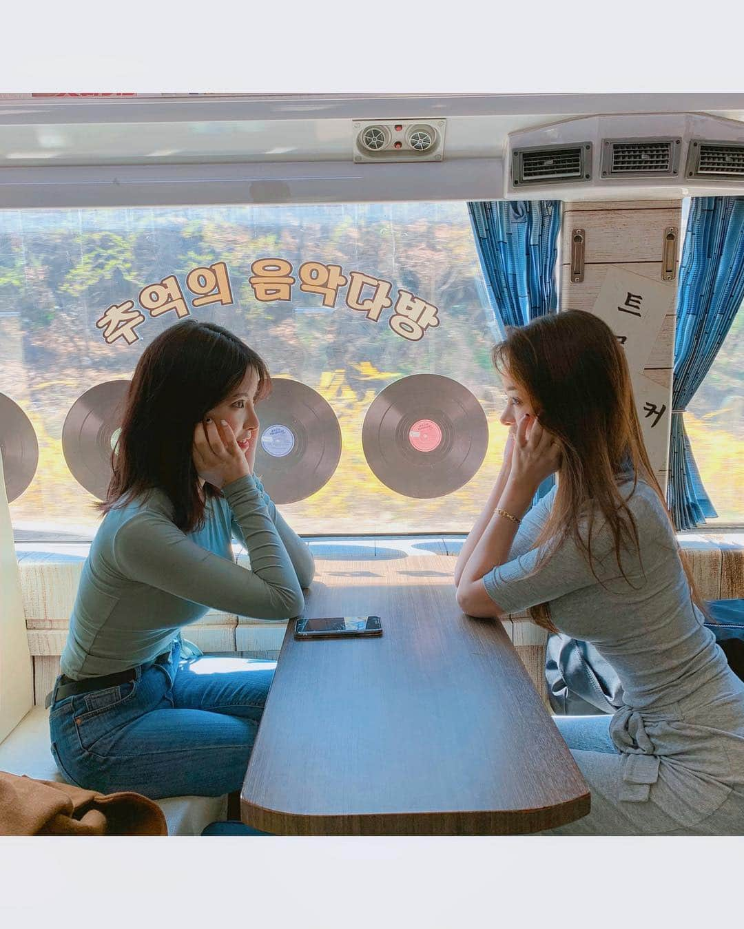 カン・ギョンミンさんのインスタグラム写真 - (カン・ギョンミンInstagram)「🚄여수여행 스타틌!!!!!🚆 오랜만에 자매님이랑 투샷 ㅋ 기차 안 짱 신긔해」3月22日 23時24分 - kkmmmkk