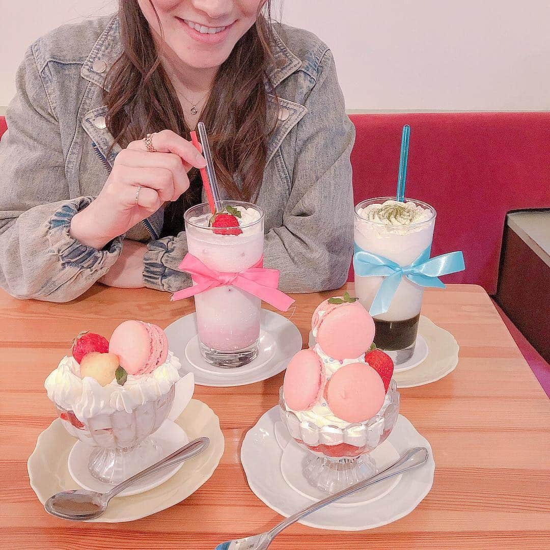 今吉めぐみさんのインスタグラム写真 - (今吉めぐみInstagram)「下北沢にある﻿ カフェTINT☕️🍰﻿ ﻿ ラブリー帝国だったぁ🦄💕🌈﻿ ﻿ かわいいにテンション上がって⤴️﻿ オーダーしたものが﻿ 生クリーム祭りになってしまった😂﻿ ﻿ ﻿ 前から行ってみたくて﻿ 旦那さまが付き合ってくれた〜🍓﻿ ﻿ 『黒一点』とやらでした。笑﻿ 付き合わされるという辱め🙏💦💦笑﻿ ﻿ 付き合ってれる優しさに感謝🍀💕﻿ ﻿ ﻿ #cafetint#下北沢カフェ#下北沢巡り﻿ #cafe#shimokita#tokyo#下北沢cafe﻿  #cafelog_mg」3月22日 23時25分 - megu813