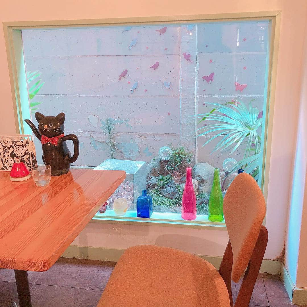 今吉めぐみさんのインスタグラム写真 - (今吉めぐみInstagram)「下北沢にある﻿ カフェTINT☕️🍰﻿ ﻿ ラブリー帝国だったぁ🦄💕🌈﻿ ﻿ かわいいにテンション上がって⤴️﻿ オーダーしたものが﻿ 生クリーム祭りになってしまった😂﻿ ﻿ ﻿ 前から行ってみたくて﻿ 旦那さまが付き合ってくれた〜🍓﻿ ﻿ 『黒一点』とやらでした。笑﻿ 付き合わされるという辱め🙏💦💦笑﻿ ﻿ 付き合ってれる優しさに感謝🍀💕﻿ ﻿ ﻿ #cafetint#下北沢カフェ#下北沢巡り﻿ #cafe#shimokita#tokyo#下北沢cafe﻿  #cafelog_mg」3月22日 23時25分 - megu813