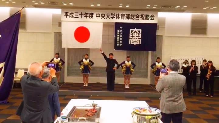 中央大学応援団チアリーディング部SPIRITSのインスタグラム：「本日は、中央大学体育部総合祝勝会が行われました！ 大勢の体育連盟生の前で演舞をさせて頂きました😆 応援に行かせていただく機会の無い部会の方々とも交流をさせていただきとても光栄です✨✨ 中央大学の体育連盟生の方々の更なるご活躍を楽しみにしております💪🔥🔥 ・ ・  #中央大学 #CHUO #chuouniversity  #中央大学応援団 #応援団 #SPIRITS #学友会 #体育連盟 #祝勝会 #応援  #チアリーディング #cheerleading #2019 #春から中大 #春から中央」