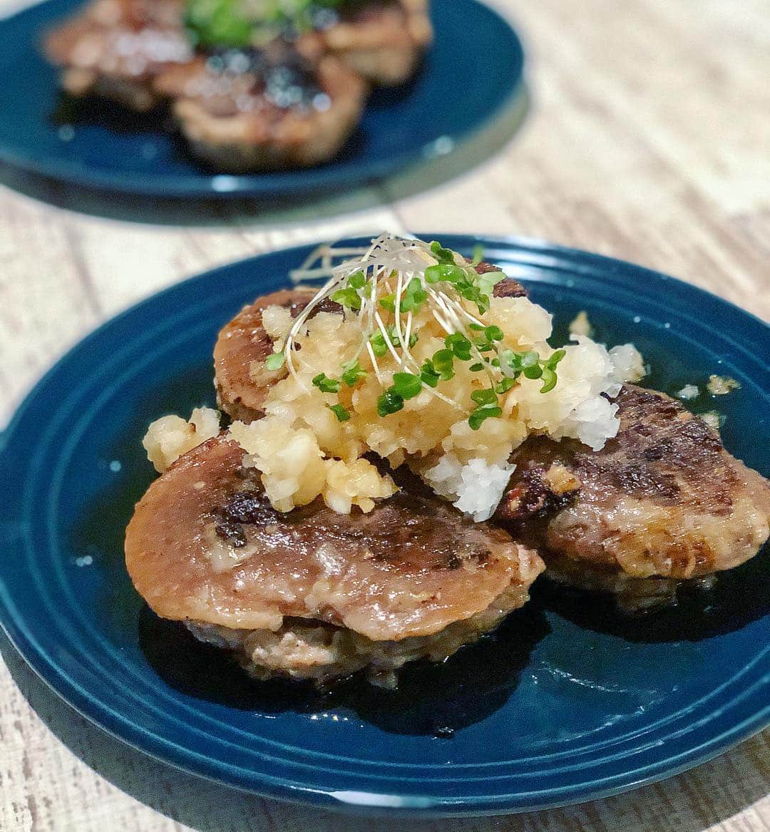 yuu sakuraiさんのインスタグラム写真 - (yuu sakuraiInstagram)「こんばんは☆ : 遅い時間にお料理投稿♪ : 先日、MK CAFEの菊池オーナー @mk_kiku  が とても尊敬されている フリーアナウンサーの @saorian あんさんが、 : 非常に高級で希少価値の高い 〝のとてまり〟という椎茸を いつも頑張っている皆さんにMK CAFEのメンバーへお渡し下さいとプレゼントして下さいました！！ : ぷりぷりな歯ごたえに ジューシーで肉厚な のとてまりにみんなで笑顔満載！！ : 菊池さんは、こちらは あんさんが お仕事で石川県に行かれて MCとしての大役を果たし、 今もその時にお仕事として頼まれた方が敬意を持って1年一度送って来てくれる大切なもので、 それを自分達にもとおすそ分けしてくれたんだと話してくれました！ : その気持ちを含めて美味しすぎるね。と☆ 本当に 柔らかくて美味しい椎茸でした！！ : 菊池さん☆ 大切な椎茸をお料理させていただきありがとうございました！ : あんさん☆いつも優しさをありがとうございます！ : やっぱり大好きな人達に作る料理はとっても楽しいです！ :  #power #food  #happy  #smile #dream  #フードコーディネーター #食育インストラクター #テーブルコーディネーター  #東京 #鯖バーガー #coffee #girl #ファインダー越しの私の世界 #instagood #tbt #art #style #love #fitness #life #healthy #鯖バーガー専門店 #38ism.  #筋トレ  #のとてまり #椎茸の肉詰め #大根おろし」3月22日 23時27分 - food_yuu