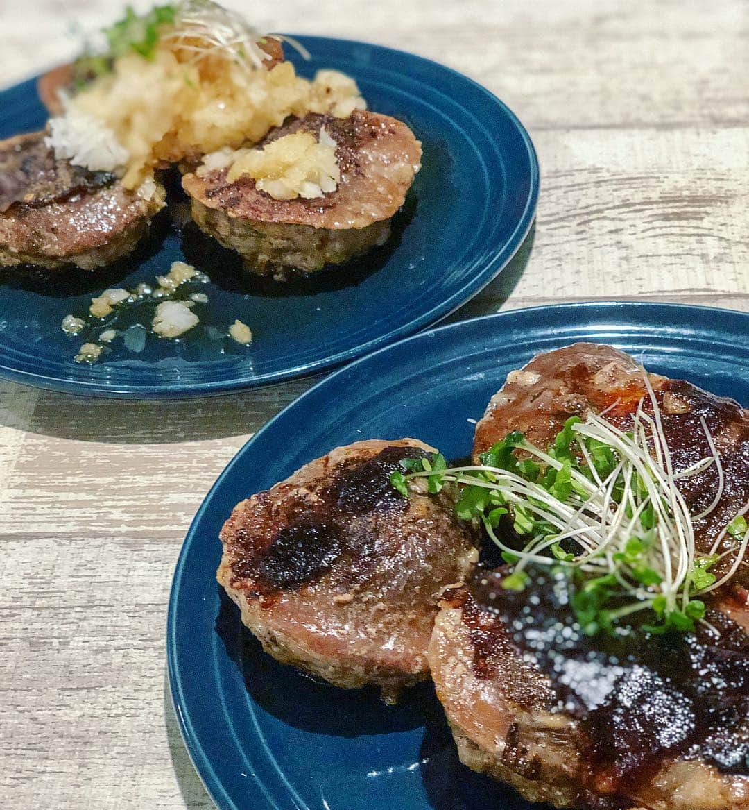 yuu sakuraiさんのインスタグラム写真 - (yuu sakuraiInstagram)「こんばんは☆ : 遅い時間にお料理投稿♪ : 先日、MK CAFEの菊池オーナー @mk_kiku  が とても尊敬されている フリーアナウンサーの @saorian あんさんが、 : 非常に高級で希少価値の高い 〝のとてまり〟という椎茸を いつも頑張っている皆さんにMK CAFEのメンバーへお渡し下さいとプレゼントして下さいました！！ : ぷりぷりな歯ごたえに ジューシーで肉厚な のとてまりにみんなで笑顔満載！！ : 菊池さんは、こちらは あんさんが お仕事で石川県に行かれて MCとしての大役を果たし、 今もその時にお仕事として頼まれた方が敬意を持って1年一度送って来てくれる大切なもので、 それを自分達にもとおすそ分けしてくれたんだと話してくれました！ : その気持ちを含めて美味しすぎるね。と☆ 本当に 柔らかくて美味しい椎茸でした！！ : 菊池さん☆ 大切な椎茸をお料理させていただきありがとうございました！ : あんさん☆いつも優しさをありがとうございます！ : やっぱり大好きな人達に作る料理はとっても楽しいです！ :  #power #food  #happy  #smile #dream  #フードコーディネーター #食育インストラクター #テーブルコーディネーター  #東京 #鯖バーガー #coffee #girl #ファインダー越しの私の世界 #instagood #tbt #art #style #love #fitness #life #healthy #鯖バーガー専門店 #38ism.  #筋トレ  #のとてまり #椎茸の肉詰め #大根おろし」3月22日 23時27分 - food_yuu