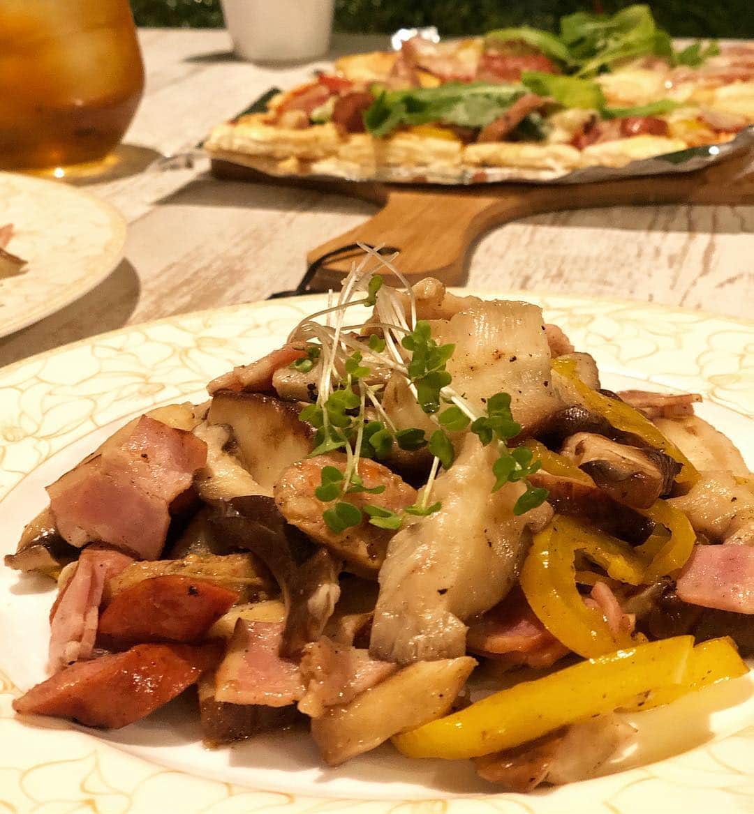 yuu sakuraiさんのインスタグラム写真 - (yuu sakuraiInstagram)「こんばんは☆ : 遅い時間にお料理投稿♪ : 先日、MK CAFEの菊池オーナー @mk_kiku  が とても尊敬されている フリーアナウンサーの @saorian あんさんが、 : 非常に高級で希少価値の高い 〝のとてまり〟という椎茸を いつも頑張っている皆さんにMK CAFEのメンバーへお渡し下さいとプレゼントして下さいました！！ : ぷりぷりな歯ごたえに ジューシーで肉厚な のとてまりにみんなで笑顔満載！！ : 菊池さんは、こちらは あんさんが お仕事で石川県に行かれて MCとしての大役を果たし、 今もその時にお仕事として頼まれた方が敬意を持って1年一度送って来てくれる大切なもので、 それを自分達にもとおすそ分けしてくれたんだと話してくれました！ : その気持ちを含めて美味しすぎるね。と☆ 本当に 柔らかくて美味しい椎茸でした！！ : 菊池さん☆ 大切な椎茸をお料理させていただきありがとうございました！ : あんさん☆いつも優しさをありがとうございます！ : やっぱり大好きな人達に作る料理はとっても楽しいです！ :  #power #food  #happy  #smile #dream  #フードコーディネーター #食育インストラクター #テーブルコーディネーター  #東京 #鯖バーガー #coffee #girl #ファインダー越しの私の世界 #instagood #tbt #art #style #love #fitness #life #healthy #鯖バーガー専門店 #38ism.  #筋トレ  #のとてまり #椎茸の肉詰め #大根おろし」3月22日 23時27分 - food_yuu
