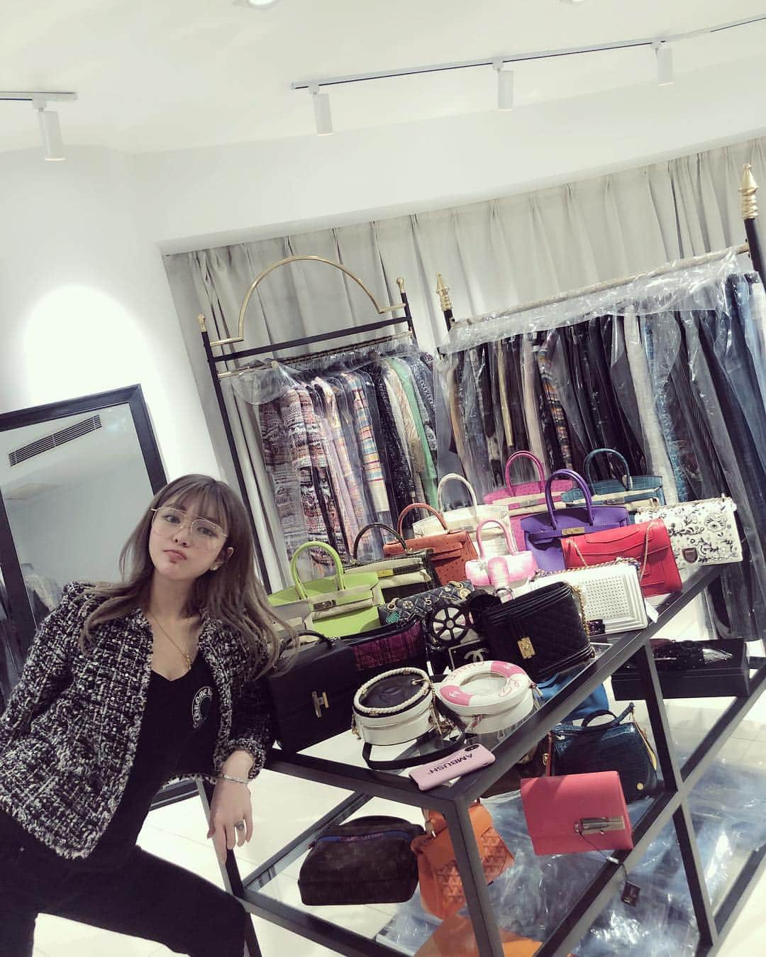 Grace Chowのインスタグラム：「本人由于闲置衣物过多 所以认真开了一间闲置店来处理闲置～ 为了解决大家和我一样的困扰 我还请了一个专业奢侈品团队来鉴别商品并为大家服务！ 所以～想要买二手奢侈品以及想要寄售自己手里奢侈品的朋友们 你们都可以来加图三图四的微信喔😉 或者加微信：chowchowthriftshop3  chowchowthriftshop4 （因为微信号一天只能加300个人 大家不要急 如果没有加到就第二天再申请试试喔）」