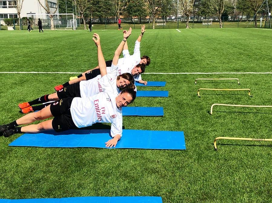 ACミランさんのインスタグラム写真 - (ACミランInstagram)「Rossonere are all smiles and concentration on the eve of #OrobicaMilan: c'mon girls! 🔴⚫ Sorridenti e concentrate alla vigilia della trasferta di ‪sabato pomeriggio‬ contro l'Orobica: forza rossonere! 🔴⚫」3月22日 23時32分 - acmilan