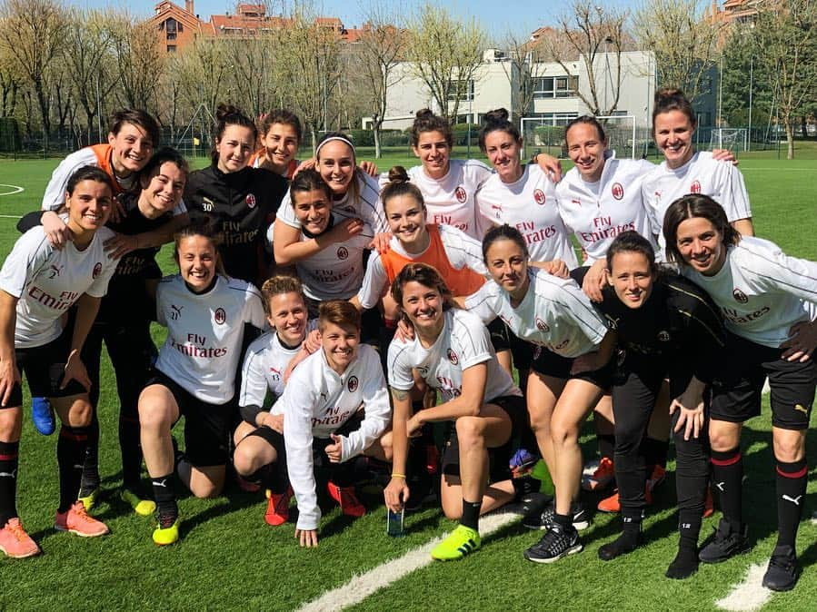 ACミランさんのインスタグラム写真 - (ACミランInstagram)「Rossonere are all smiles and concentration on the eve of #OrobicaMilan: c'mon girls! 🔴⚫ Sorridenti e concentrate alla vigilia della trasferta di ‪sabato pomeriggio‬ contro l'Orobica: forza rossonere! 🔴⚫」3月22日 23時32分 - acmilan