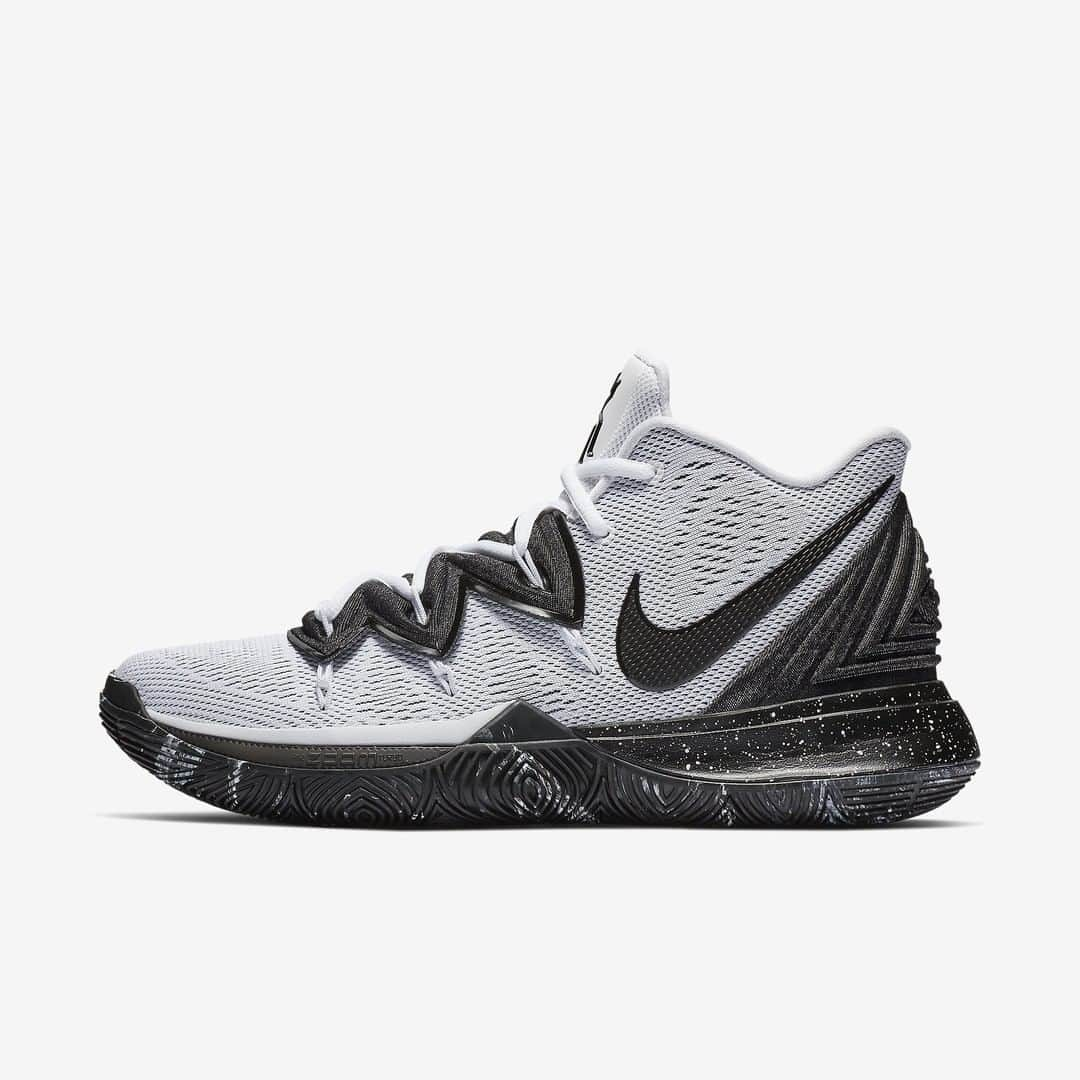 Foot Lockerさんのインスタグラム写真 - (Foot LockerInstagram)「BW vibes.  #Nike Kyrie 5 'Black/White' Available Now, In-Store and Online」3月22日 23時33分 - footlocker