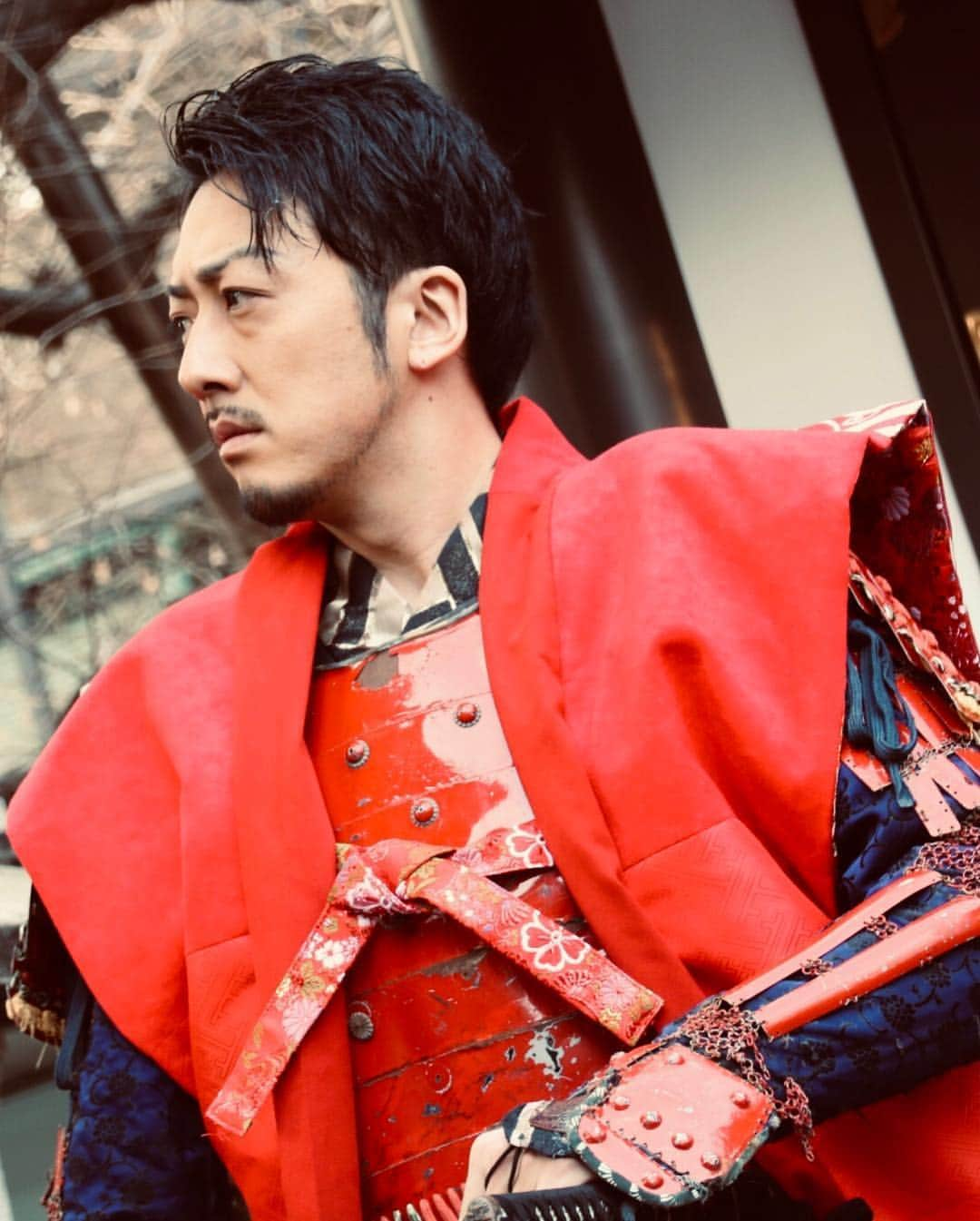 北村圭吾さんのインスタグラム写真 - (北村圭吾Instagram)「神田明神文化交流館『座 show』 チーム凱!!! 早いもので、オープンして2週間が経とうとしております。 まだまだグレードアップ レベルアップ出来る作品 可能性が無限大のチーム!!! 常に進化してるお芝居になっております。 キャストも1人が変わるだけで様々な空気感も見え方も変わる。 何度も観て頂けたら更に楽しめる事、間違いなしです。  ここからは スペシャルなお知らせです✨  6月末日までキャンペーンと致しまして ショーチャージが4,500円⇒3,800円にプライスダウンいたします‼️🙌 基本入場料3,800円+お好みドリンク1杯代が 基礎価格となります。 是非ともこの機会に是非✨  来週の出演日は 26日(火曜) & 27日(水曜)となります🙇🏻 #神田明神  #文化交流館  #EDOCCO  #座show #チーム凱 #芝居 #殺陣 #踊り」3月22日 23時45分 - kitamura_keigo