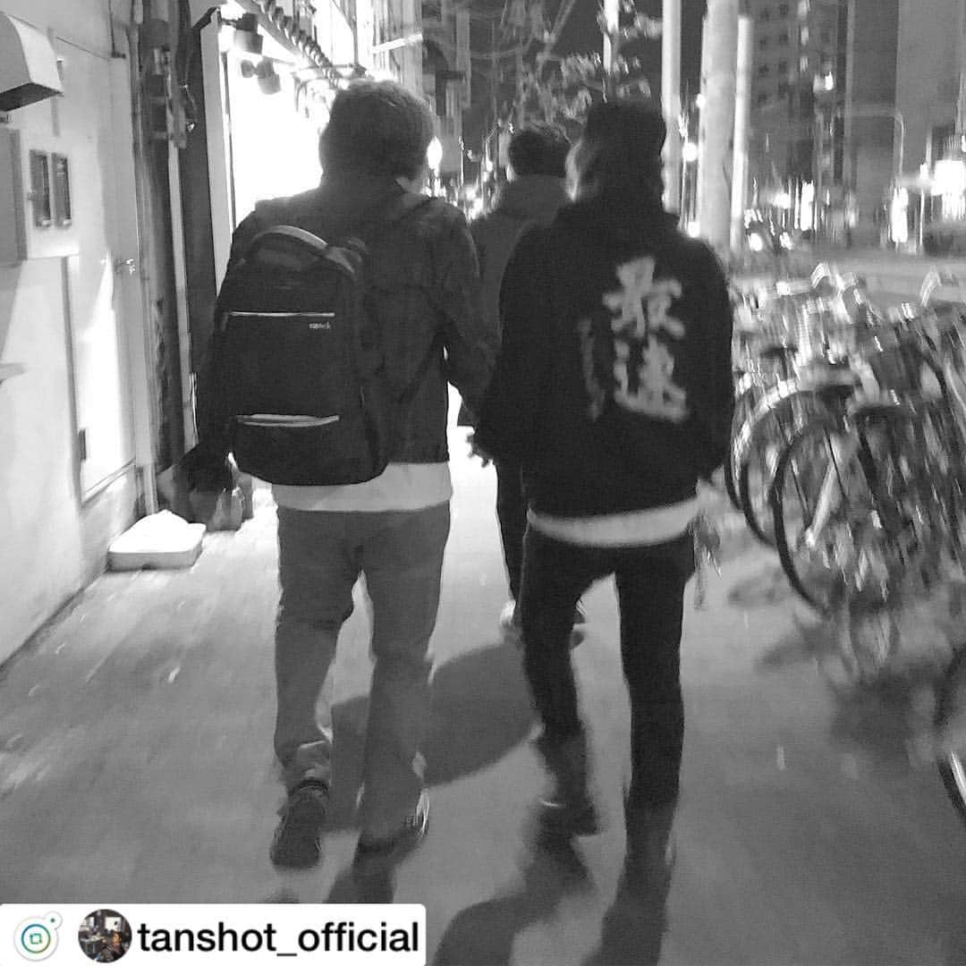 Larry のインスタグラム：「"あの快い夜のなかへおとなしく流されてはいけない  老齢は日暮れに　燃えさかり荒れ狂うべきだ  死に絶えゆく光に向かって　憤怒せよ　憤怒せよ"  十三の夜 #garlicboys #good4nothing #dustbox」