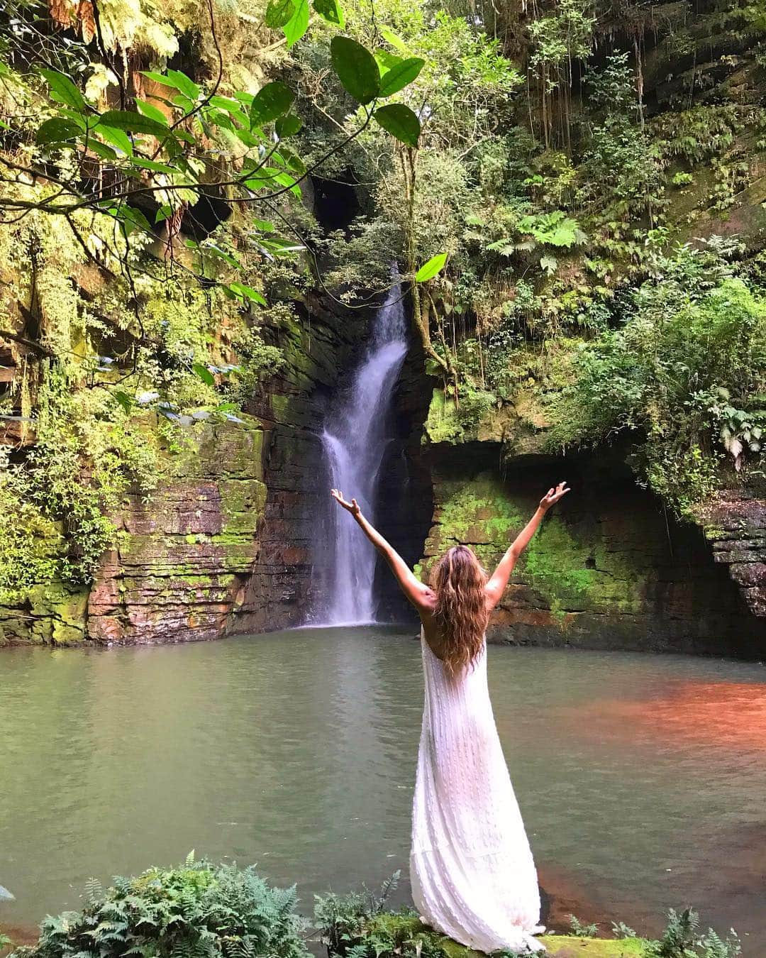 ジゼル・ブンチェンさんのインスタグラム写真 - (ジゼル・ブンチェンInstagram)「Have you ever thought of not having access to fresh clean water? Today, an estimated 1.2 billion people live in areas with water scarcity and over 4 billion are already experiencing shortages at least one month a year. If we want to have clean water, we need to take care of our ecosystem, our forests, our rivers and stop wasting, polluting, and cutting down our trees now. We just need to give nature a little help, and she will regenerate herself. Protecting our planet is everyone's responsibility. Please join me and get informed so you can do your part!! Learn more at http://worldwaterday.org/ #WorldWaterDay 🌳🌎🙏🏼 💧  Você já pensou em não ter acesso a água potável? Hoje, estima-se que 1.2 bilhões de pessoas vivem em áreas com escassez de água e mais de 4 bilhões já estão enfrentando escassez por pelo menos um mês ao ano. Se quisermos ter água limpa, precisamos cuidar do nosso ecossistema, das nossas florestas, dos nossos rios e parar de desperdiçar, poluir e cortar nossas árvores, agora. Nós só precisamos dar uma ajudinha para a natureza que ela mesmo se regenera. Proteger nosso planeta é responsabilidade de todos. Por favor, junte-se a mim e fique informado para que você possa fazer sua parte!! Saiba mais em http://worldwaterday.org/ #diamundialdaagua」3月22日 23時40分 - gisele