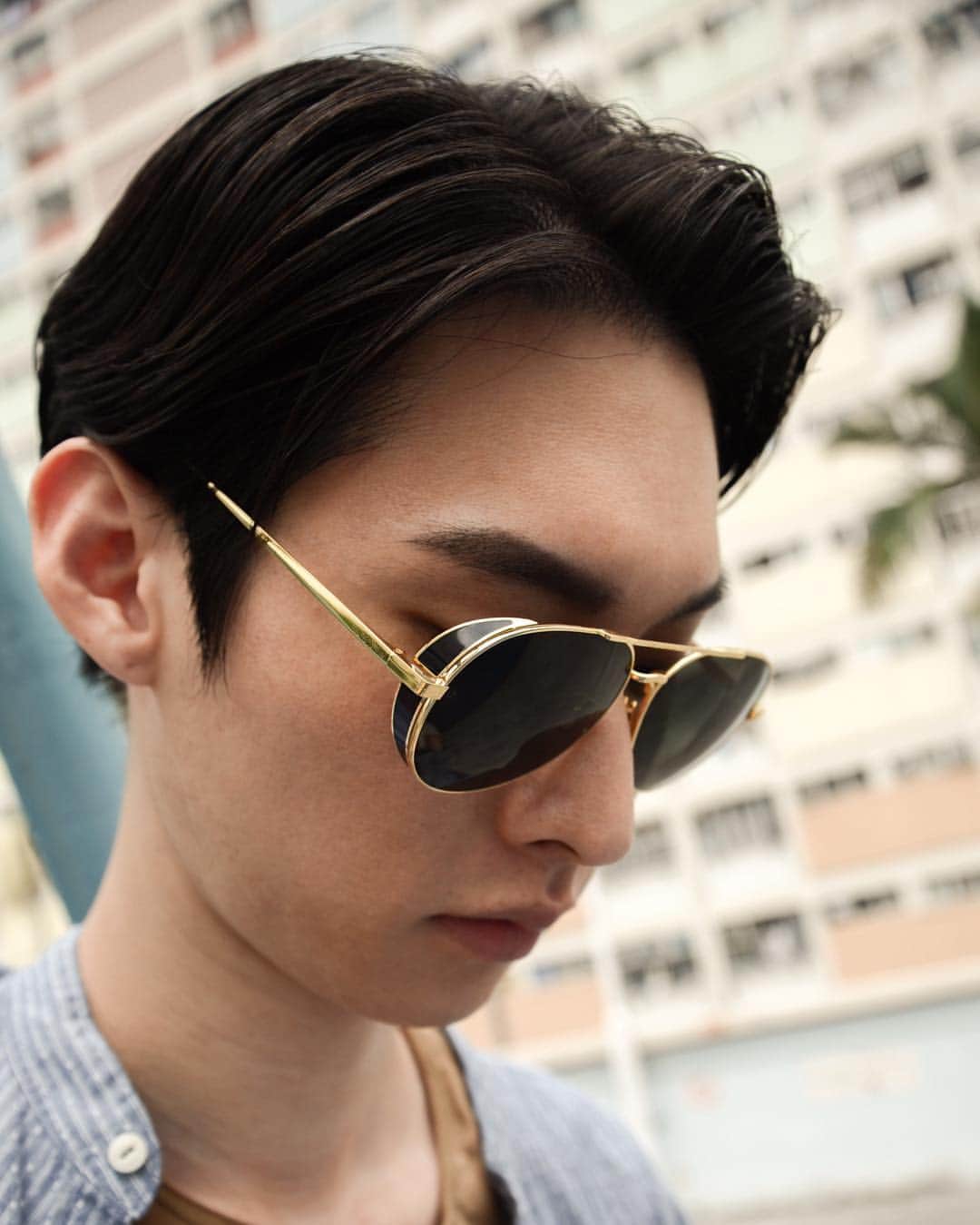 のインスタグラム：「Elevating the timeless aviator silhouette with elegant details.  Crafted from 18-22 carat yellow gold-plated titanium with translucent black ‘stained glass’ side shields . . . #DearKowloon #LFSS19 #lindafarrow #fashionaccessories #eyewear  Photography: @spitgan_magazine」