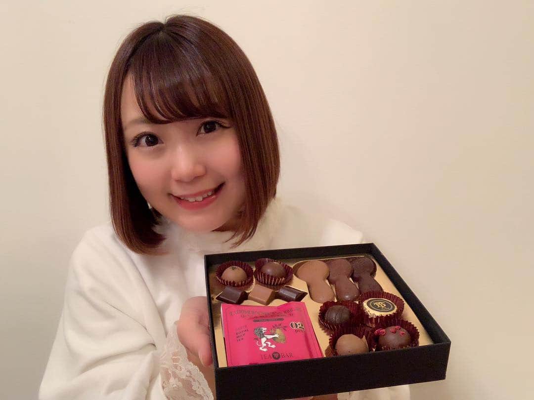 のインスタグラム：「バレンタインの時に自分用に買っていたTEA BARのチョコレート、大事にしすぎて食べてなかったのでちょっとずつ食べてます🥺💓紅茶味の食べ物はなんでも大好きやけど、その中でも紅茶味のチョコはたまらなく好き😍😍😍 #TEABAR #tea #紅茶 #chocolate #チョコ #チョコレート #valentine #紅茶好き #紅茶好きな人と繋がりたい #sweets #スイーツ女子 #アラサー女子 #ショートボブ #ehyphenworldgallery #photooftheday #JAPAN #japanesesweets #japanesegirl #avex #avexmanagement #instagood #followme #極度の甘党 #ricashima #嶋梨夏」