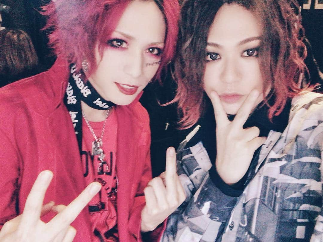 美月 さんのインスタグラム写真 - (美月 Instagram)「GOTCHAROCKA もうほんとファミリー感たるや。 メンバー陣とサポート陣含めお互いがこんなに合致するGR13。 ほんと嬉しい不思議。 馴れ合いじゃなくてツアーの時もそうほんと高め合えて猛者すぎる。 本当にいつもありがとうございます。  #with_GOTCHAROCKA」3月22日 23時47分 - mizuki_the13