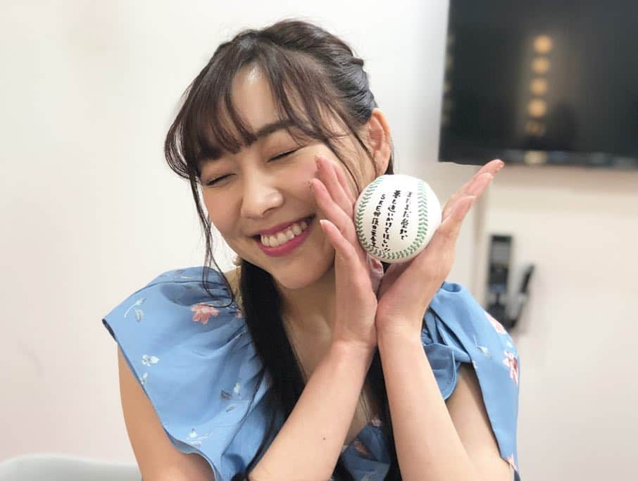 須田亜香里さんのインスタグラム写真 - (須田亜香里Instagram)「5枚目は動画です！！！ ドラゴンズ関係の仕事の時はブルー選びがち🐉💙 #拝啓平成の怪物へ #伊右衛門 #number #中日ドラゴンズ」3月22日 23時49分 - akarisuda