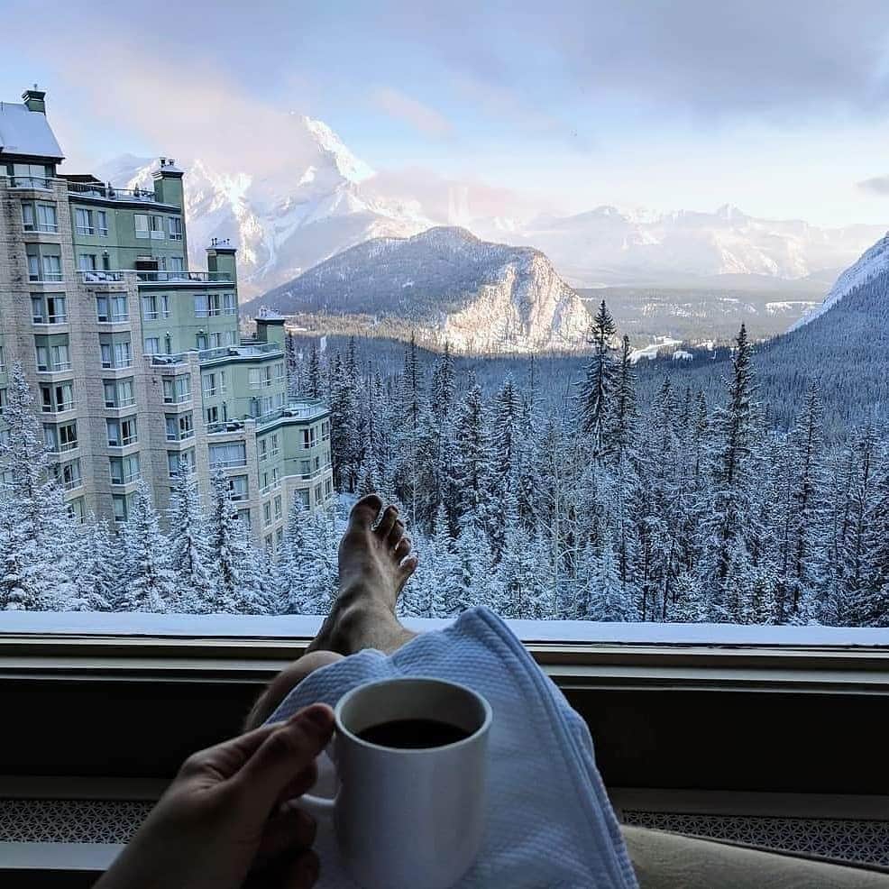 Explore Canadaさんのインスタグラム写真 - (Explore CanadaInstagram)「Although spring has sprung in Canada, some of us are quite happy to enjoy snowy mountains a little longer... Want to wake up to this one day? Make it a reality by checking out the @rimrock_resort on your next visit to Banff. We hear shoulder season is a lovely time to visit with your + 1… #ExploreCanada 📷: @chrisfryphotos 📍: @banff_lakelouise, @rimrockresort,  @travelalberta . Même si le printemps est de retour au Canada, certains voudront profiter des montagnes enneigées un peu plus longtemps... Vous aimeriez vous réveiller face à ce magnifique paysage? C’est possible, en séjournant au @rimrock_resort lors de votre prochaine visite à Banff! Il paraît que l’entre-saison est parfaite pour y aller avec l’être cher... #ExploreCanada 📷 @chrisfryphotos 📍 @banff_lakelouise, @rimrockresort, @travelalberta . #MyBanff #RimRockResort #ExploreAlberta #Spring #Printemps #Roomwithaview」3月22日 23時49分 - explorecanada