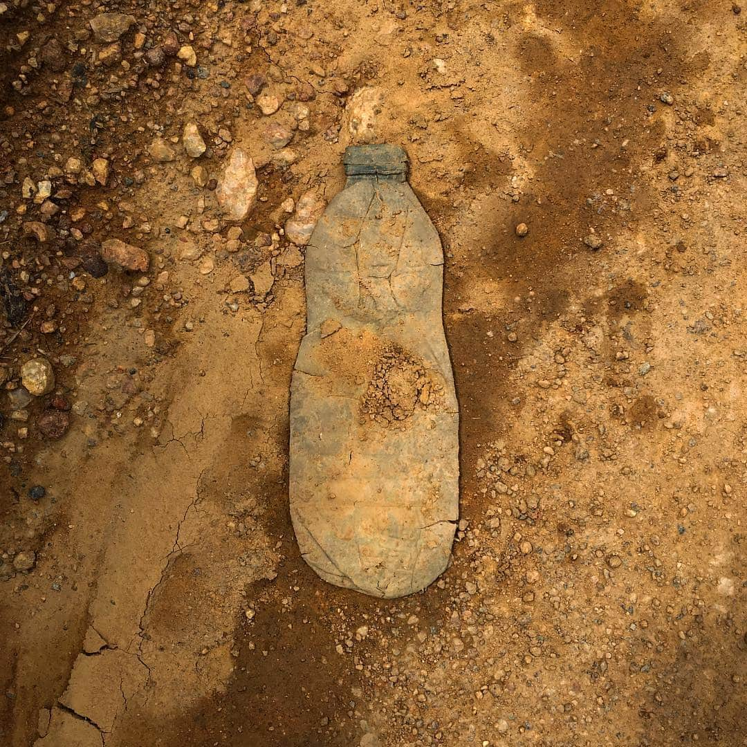 appleさんのインスタグラム写真 - (appleInstagram)「“While walking on a parched dirt road in rural Gabon, I noticed this crushed bottle’s almost melancholy beauty. But it also seemed to symbolize crucial environmental issues we face — from the ubiquity of plastic pollution to the ongoing struggle for clean, safe water for everyone. I hope it elicits empathy. I hope it makes you stop and wonder what if it was you that was more directly affected. I hope it encourages us all to act in ways that make the world better.” #WorldWaterDay #Water #ShotoniPhone by David G. @dguttenfelder」3月22日 23時50分 - apple