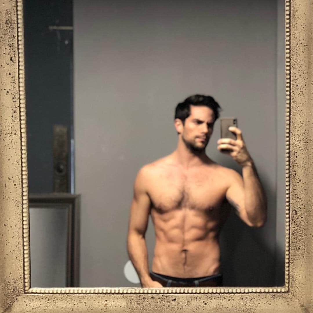 ブラント・ドーハティのインスタグラム：「I ate a literal pound of bacon before I took this photo (they really like bacon in Michigan) and I tried to enter that into my calorie calculator but I couldn’t deal with the reality of how many calories that actually was so I took a blurry shirtless photo to see how much damage I did. Anyway thanks for coming to my TED Talk.」