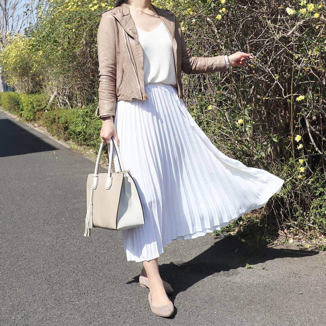 Eri Satoさんのインスタグラム写真 - (Eri SatoInstagram)「beige×whiteコーデ · @titivatejp の #プリーツロングスカート · よく履くプリーツスカートは 白が欲しくてこちらをGET 白だけど、透けも気にならないのが良い！ 他の色も綺麗で色違い欲しくなる～💕 こちらはタイトめな作りなので、 いつもよりワンサイズ上げるのがおすすめですよ♪🙆 · #ティティベイト#titivate #titivatestyle#fashion#ootd#outfit#code#coordinate#style#instafashion#instagood#instalike#ファッション#コーディネート#コーデ#プチプラ#プチプラコーデ#ママコーデ#シンプルコーデ#mamagirl#locari#ママファッション #partegram#読者モデル#読モ#ママモデル #l4like#カジュアル#お洒落さんと繋がりたい」3月23日 0時03分 - satoeri626