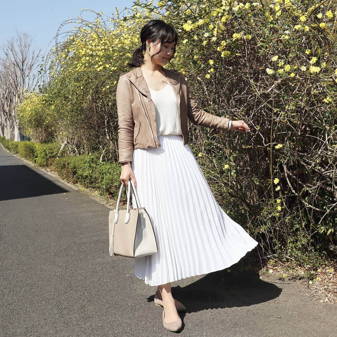 Eri Satoのインスタグラム：「beige×whiteコーデ · @titivatejp の #プリーツロングスカート · よく履くプリーツスカートは 白が欲しくてこちらをGET 白だけど、透けも気にならないのが良い！ 他の色も綺麗で色違い欲しくなる～💕 こちらはタイトめな作りなので、 いつもよりワンサイズ上げるのがおすすめですよ♪🙆 · #ティティベイト#titivate #titivatestyle#fashion#ootd#outfit#code#coordinate#style#instafashion#instagood#instalike#ファッション#コーディネート#コーデ#プチプラ#プチプラコーデ#ママコーデ#シンプルコーデ#mamagirl#locari#ママファッション #partegram#読者モデル#読モ#ママモデル #l4like#カジュアル#お洒落さんと繋がりたい」
