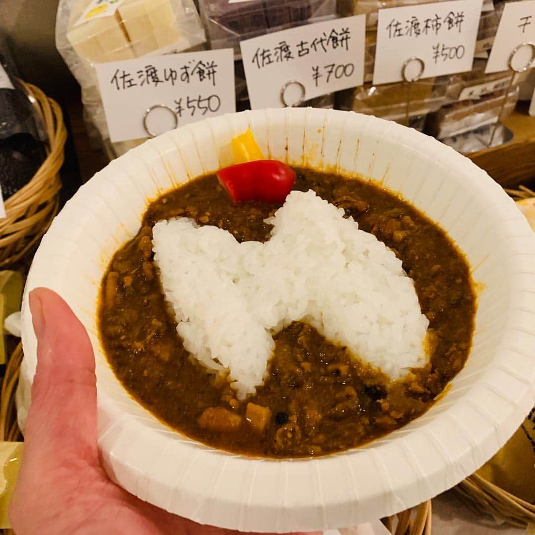 一条もんこさんのインスタグラム写真 - (一条もんこInstagram)「新潟をカレー県に。  明日と明後日に東京で開催されます、 新潟県佐渡ヶ島のイベント『佐渡に来いっちゃ！SADOKOI』@清澄白河  詳しい内容はこちらです sadokoi.peatix.com/view  会場では佐渡名産品や銘酒、即完売してしまう大人気の天然酵母パンの販売etc、佐渡の魅力がてんこ盛り♪  入場は無料です♡  私は佐渡のイカを使ったスパイスカレー（辛口）を販売します。 ミニサイズ¥400。 （佐渡型ではございませんのでご了承くださいませ）  カレーの販売時間（私もおります） 23日（土）15時半〜 24日（日）12時半〜 なくなり次第終了です。 ※ワークショップは完売となっています。 ご応募いただきましてありがとうございます(*^_^*) 今日はせっせと仕込み。  明日から、清澄白河で待っています٩(^‿^)۶ sadokoi.peatix.com/view #カレー#イベント#佐渡ヶ島#新潟県#佐渡カレー#イカキーマカレー#イカワタ#肝がキモ#スパイスカレー#佐渡にこいっちゃ #SADOKOI#町おこし#新潟をカレー県に#カレー販売します#一条もんこ」3月22日 23時55分 - monko1215