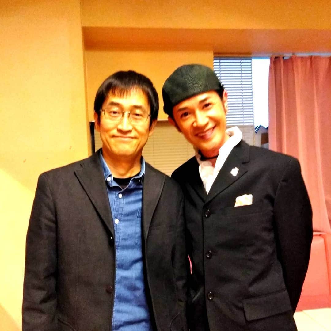 のインスタグラム：「#伊藤潤二 先生よ(^-^)#amazonprimevideo #amazonprimevideochannel 「#channel恐怖 #ホラー漫画劇場 」第３回目のゲストにいらして下さいました(配信は７月１日から)敬愛する伊藤先生は、ヤバいわ！ヤバい位に、お人柄が柔和で温厚、思慮深い方。番組のスタッフさんと話したのですが「第１回目のゲストが#日野日出志 先生。第２回目のゲストが#児嶋都 先生で、第３回目は、伊藤潤二先生って、ありえない豪華さよね！皆さん、快く御出演下さって心より、ありがたいわ」と。ちなみに、サインは私の本名(惣八郎！笑)から「そうちゃんへ」と書いて頂きました。宝物が、またひとつ増えて嬉しいと同時に、感謝です。  #junjiito  #トンネル奇譚  #ホラー　 #ホラー漫画  #ホラー漫画家  #horror  #horrormanga #horrorcartoon  #horrorcartoonist  #山咲トオル　 #toruyamazaki #amazonprimevideocannel」
