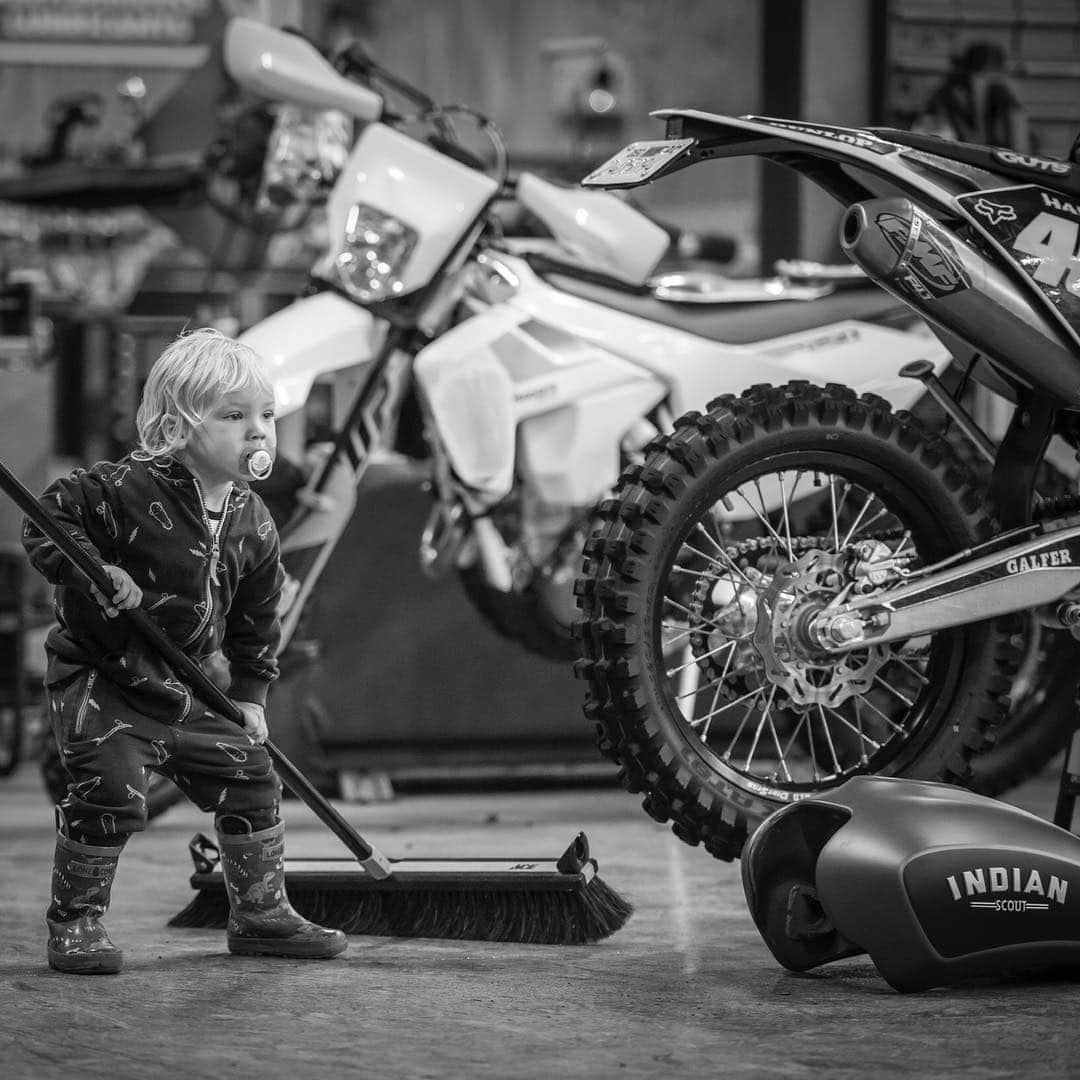 ケアリー・ハートさんのインスタグラム写真 - (ケアリー・ハートInstagram)「Jamo in his happy place. Surrounded by motorcycles, at my shop. He likes to push a broom, and he works for yogurt covered raisins. He did almost take out mama’s @indianmotorcycle tank.」3月22日 23時56分 - hartluck