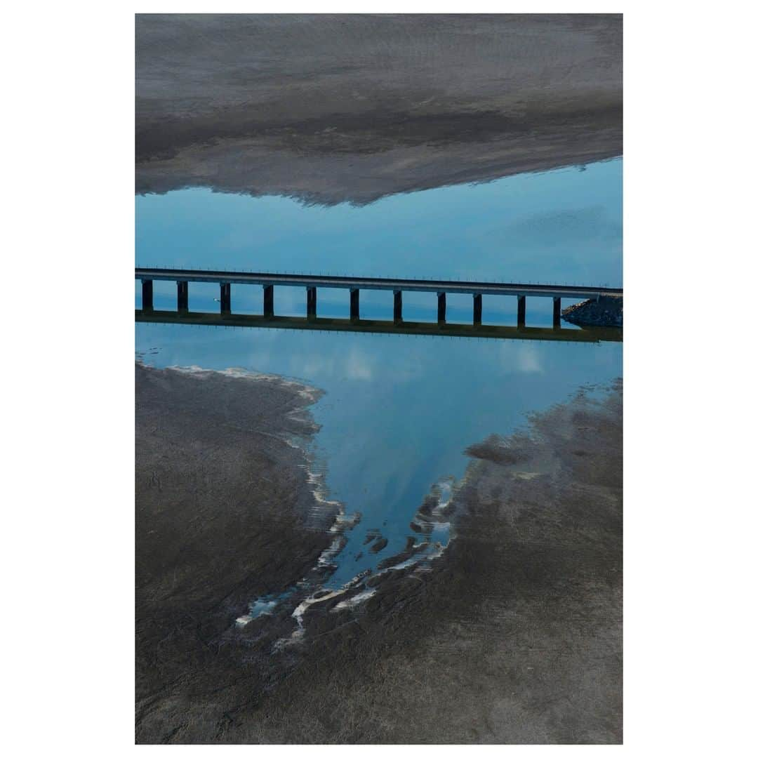 Magnum Photosさんのインスタグラム写真 - (Magnum PhotosInstagram)「"The problem for a lot of these big salt water lakes now is the human interference or withdrawal of water, not necessarily primarily these larger climatic factors" - Dr Catherine O'Reilly . Utah's Great Salt Lake is one of many lakes on earth facing recession and depletion, if not extinction, as a result of climate change and human interference. To mark World Water Day, we speak to O'Reilly about the precarious state of the lake, photographed by @drakeycake. . PHOTO: Aerial view of the railroad causeway over the east side of the Great Salt Lake. Great Salt Lake, UT. USA. 2016. . © @drakeycake/#MagnumPhotos . #WorldWaterDay #GreatSaltLake」3月23日 0時00分 - magnumphotos