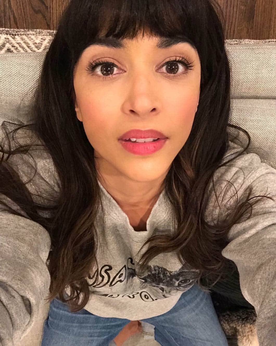 ハンナ・シモンさんのインスタグラム写真 - (ハンナ・シモンInstagram)「Day Two wrap. I came home and sat on my couch in my insane cat posse shirt and ate four cookies for dinner. It is hard to track my own journey of all my weird jobs of rolling towels in a trashy gym and pencil pushing in a basement office to now being an executive producer on my own pilot but man if you aren’t happy with where you are at in life right now just keep going. Life can surprise you in the most unexpected amazing ways.」3月23日 0時12分 - therealhannahsimone