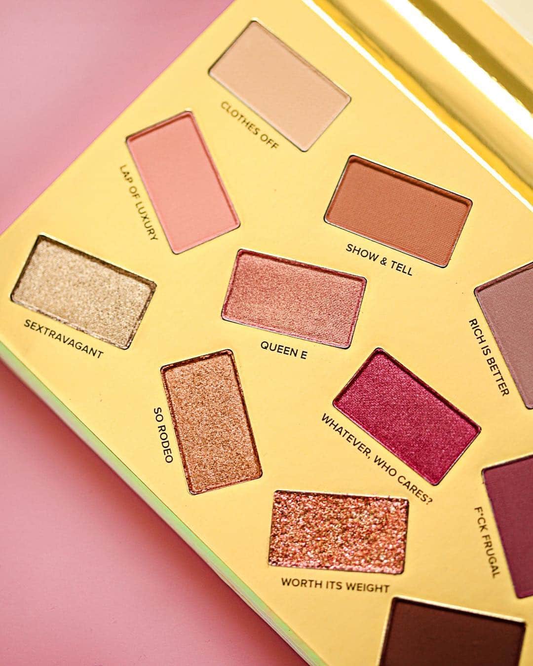 Too Facedさんのインスタグラム写真 - (Too FacedInstagram)「Complete your look with ULTIMATE sparkle, without the fallout 😉 Our Pretty Mess Eye Shadow Palette is formulated with high-payoff and ultra-intense glitter! ✨ #TooFacedxErika #TooFaced」3月23日 0時04分 - toofaced