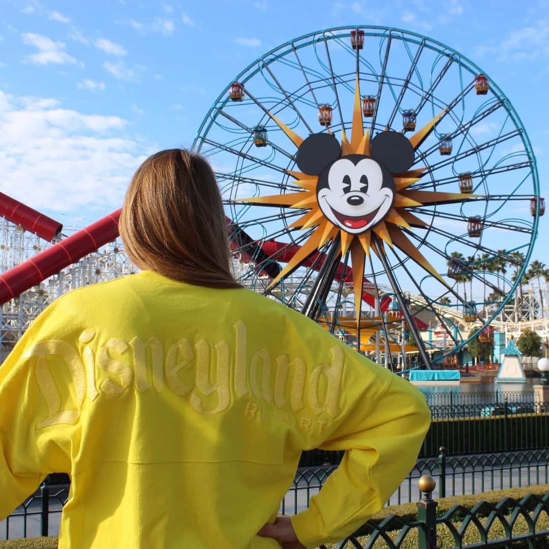 ディズニーランドさんのインスタグラム写真 - (ディズニーランドInstagram)「Nothing brightens your day more, than a new spirit jersey - introducing Dapper Yellow #Disneyland #PixarPier」3月23日 0時04分 - disneyland