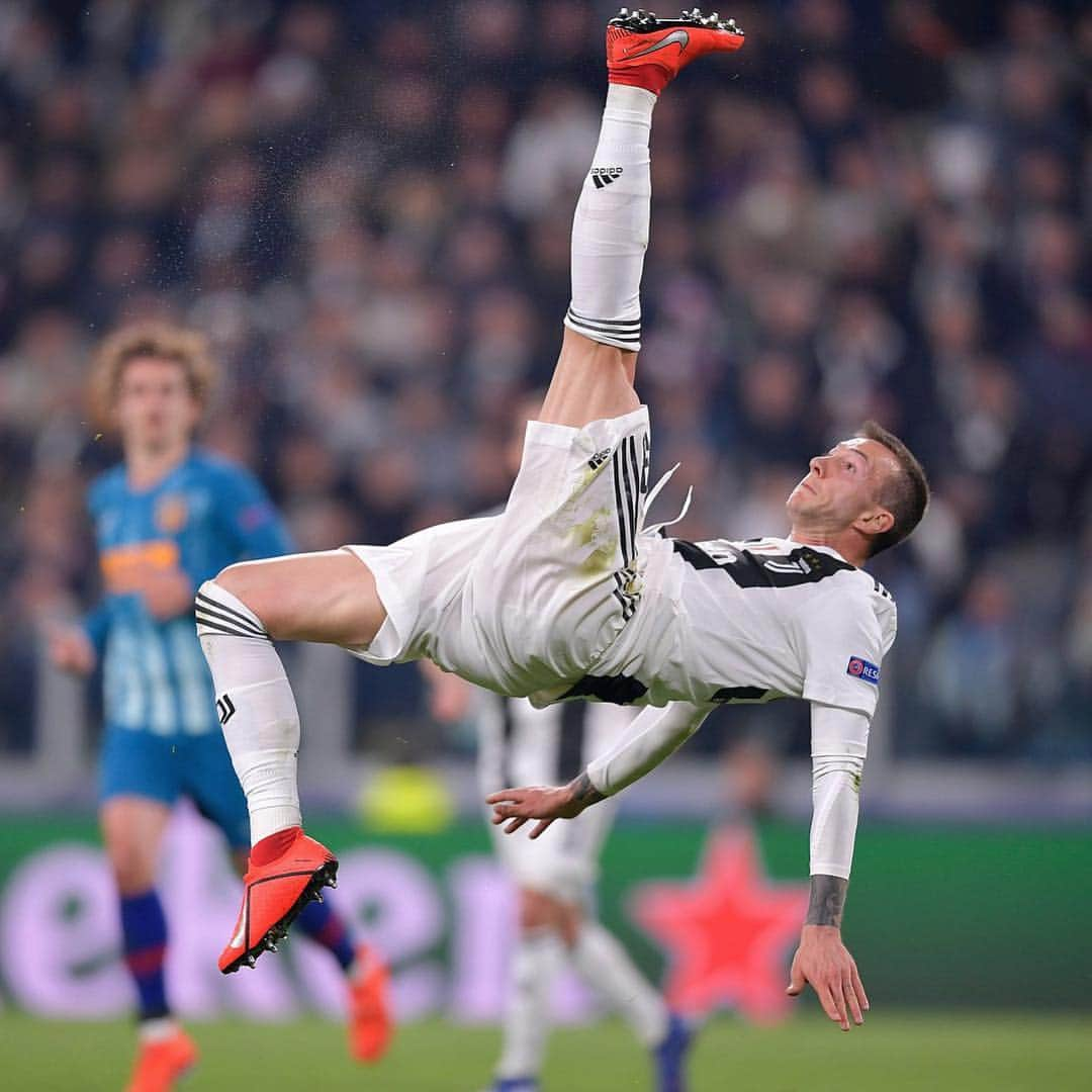 ユヴェントスFCさんのインスタグラム写真 - (ユヴェントスFCInstagram)「#FridayFeeling: Going into the weekend like 🚲🕺 #FinoAllaFine #ForzaJuve」3月23日 0時04分 - juventus