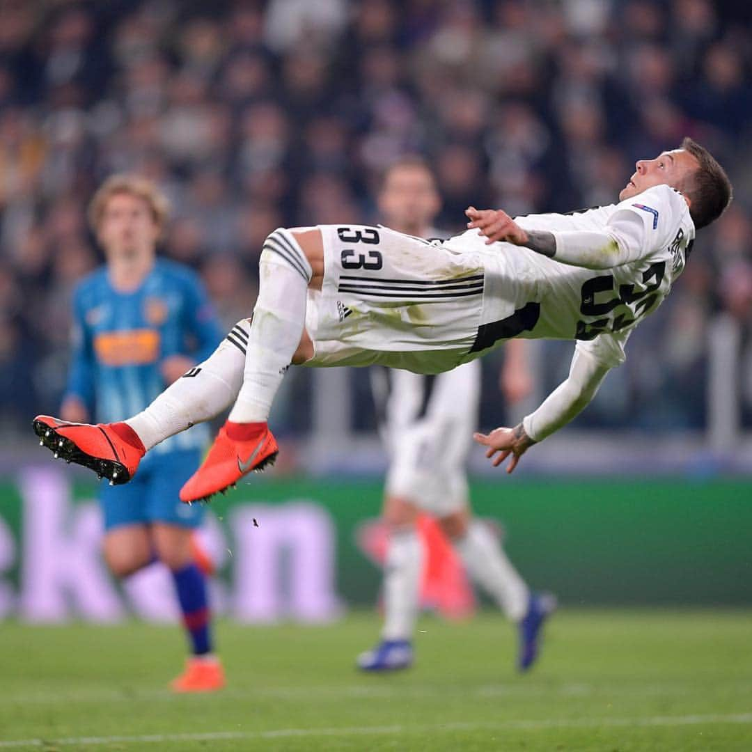 ユヴェントスFCさんのインスタグラム写真 - (ユヴェントスFCInstagram)「#FridayFeeling: Going into the weekend like 🚲🕺 #FinoAllaFine #ForzaJuve」3月23日 0時04分 - juventus