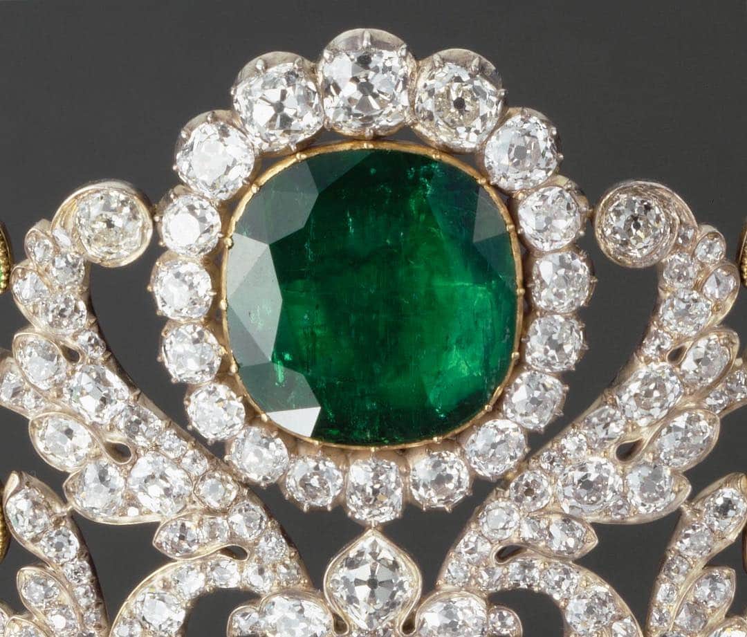 のインスタグラム：「. 🇫🇷 Le vendredi c’est #LaModeAuLouvre ! _ 🕰À partir de 1815, les Joyaux de la Couronne servirent à composer de nouvelles parures à l’usage des princesses de la famille royale. Ce luxueux diadème fut commandé aux joailliers Évrard et Frédéric Bapst en 1819 afin de compléter des bijoux en émeraudes offerts par Louis XVIII à sa nièce, la duchesse d’Angoulême, fille de Louis XVI et Marie-Antoinette.  _ 🧐Cette magnifique pièce présente, en son centre, une émeraude de 15,93 carats, très mince, accompagnée de quatorze autres émeraudes dont deux fixées de part et d’autre. Au total, l’ensemble rassemble 40 émeraudes et 1031 diamants. Les brillants forment des rinceaux de feuillage sur lesquels sont fixés les chatons, éléments dans lesquels sont enchâssées les pierres. Le dessin très classique du précieux objet a été réalisé par Jacques-Evrard Bapst, secondé par le dessinateur Steiffert.  _ 👑Ce diadème constitue véritablement un chef-d’œuvre de la joaillerie de la Restauration par la richesse des pierres, la qualité de leur monture et cette inspiration classique. ____ 🌍  It is #FashionFriday at the Louvre! _ 🕰From 1815 onwards, the Crown Jewels were used to compose new ornaments for the princesses of the royal family. This luxurious tiara was commissioned from the jewellers Évrard and Frédéric Bapst in 1819 to complete emerald jewellery offered by Louis XVIII to his niece, the Duchess of Angouleme, daughter of Louis XVI and Marie-Antoinette. _ 🧐This magnificent piece features, in its centre, a very thin 15.93 carat emerald, accompanied by fourteen other emeralds.  All in all, the jewel presents 40 emeralds and 1031 diamonds. The brilliants form foliage scrolls. The very classic drawing of the precious object was made by Jacques-Evrard Bapst, assisted by the designer Steiffert. _ 👑This tiara is truly a masterpiece of Restoration jewellery due to the richness of the stones, the quality and the classic inspiration. _ 📷 © Musée du Louvre / Jean-Gilles Berizzi . . #Louvre #LouvreMuseum #MuseeDuLouvre」