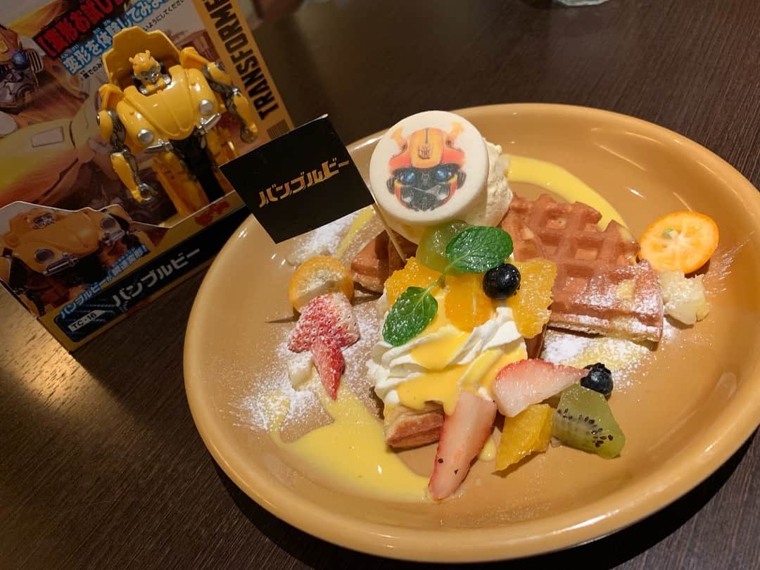 のインスタグラム：「#池袋PARCO #バンブルビーカフェ #トランスフォーマー #transformer #コラボカフェ #池袋  #instafood #instacafe #instagram  #yellow #オモチャ #movie #bumblebee  #bumble #waffle #ワッフル #instasweet」