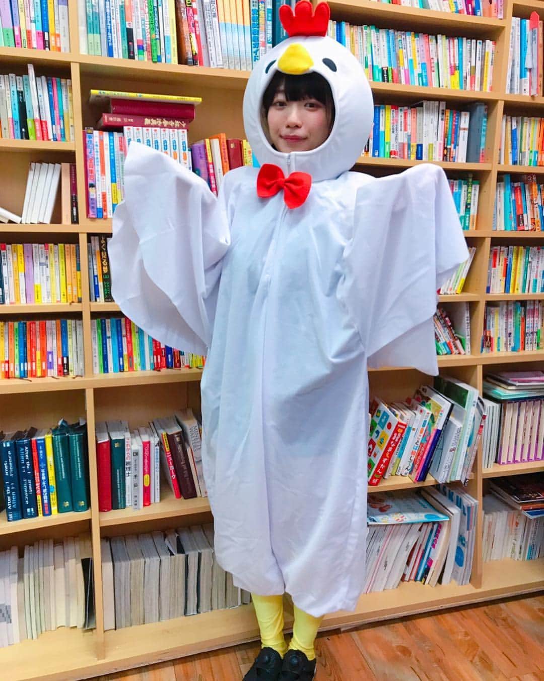 ぱいぱいでか美のインスタグラム：「載せそびれシリーズ！ 先々週のDTテレビで着させてもらったニワトリのコスプレ ꙳ #DTテレビ #コスプレ #鶏 #卵 #どちらが先 ꙳ DTテレビの載せそびれてるコスプレ過去まで遡ったらめっちゃある！笑 たまにちょこちょこ載せてきますね！ 過去回もAbemaビデオでは観れるから観てみてね。」