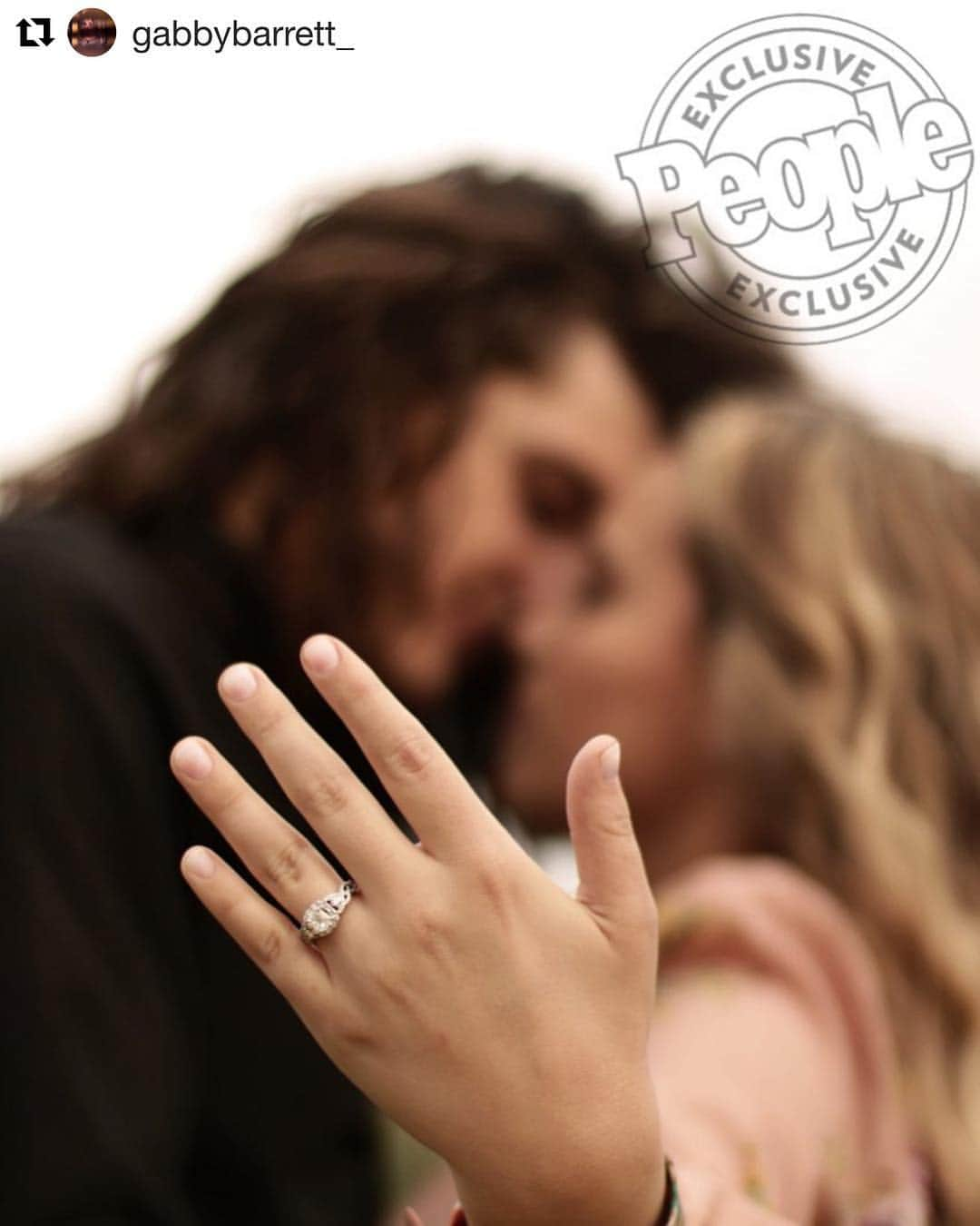 American Idolさんのインスタグラム写真 - (American IdolInstagram)「Idol love is in the air!! 💙💙 Congrats @gabbybarrett_ and @cadefoehner!! #AmericanIdol . #Repost @gabbybarrett_ ・・・ Foehner has a nice RING to it... 💍💕」3月23日 0時14分 - americanidol