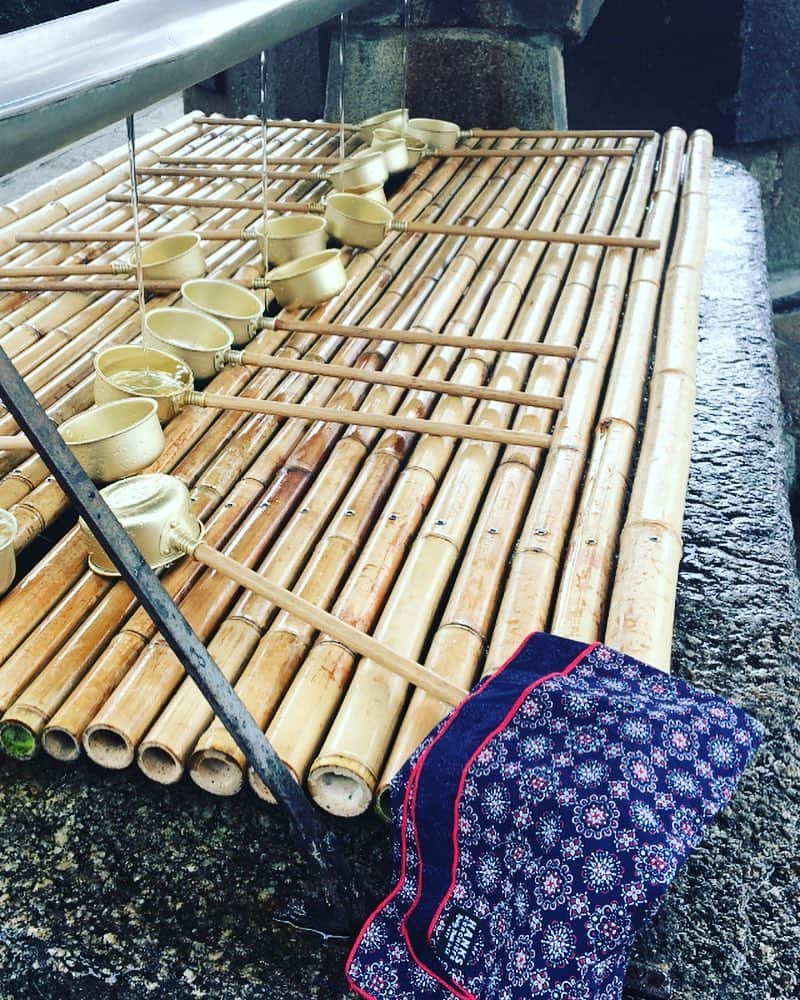 コリン・ハンクスさんのインスタグラム写真 - (コリン・ハンクスInstagram)「"This is at a temple in Nara.  You wash your hands before you enter." Got this text the other day. Good thing my buddy had his Earl Kerchief ready on his trip to Japan. Makes me so happy when friends, and strangers too, show me how they use their @hankskerchiefs. Don't forget to tag us in your posts! - CH #BeReady #hankskerchiefs #NotABandana #PurchaseAKerchief」3月23日 0時21分 - colinhanks