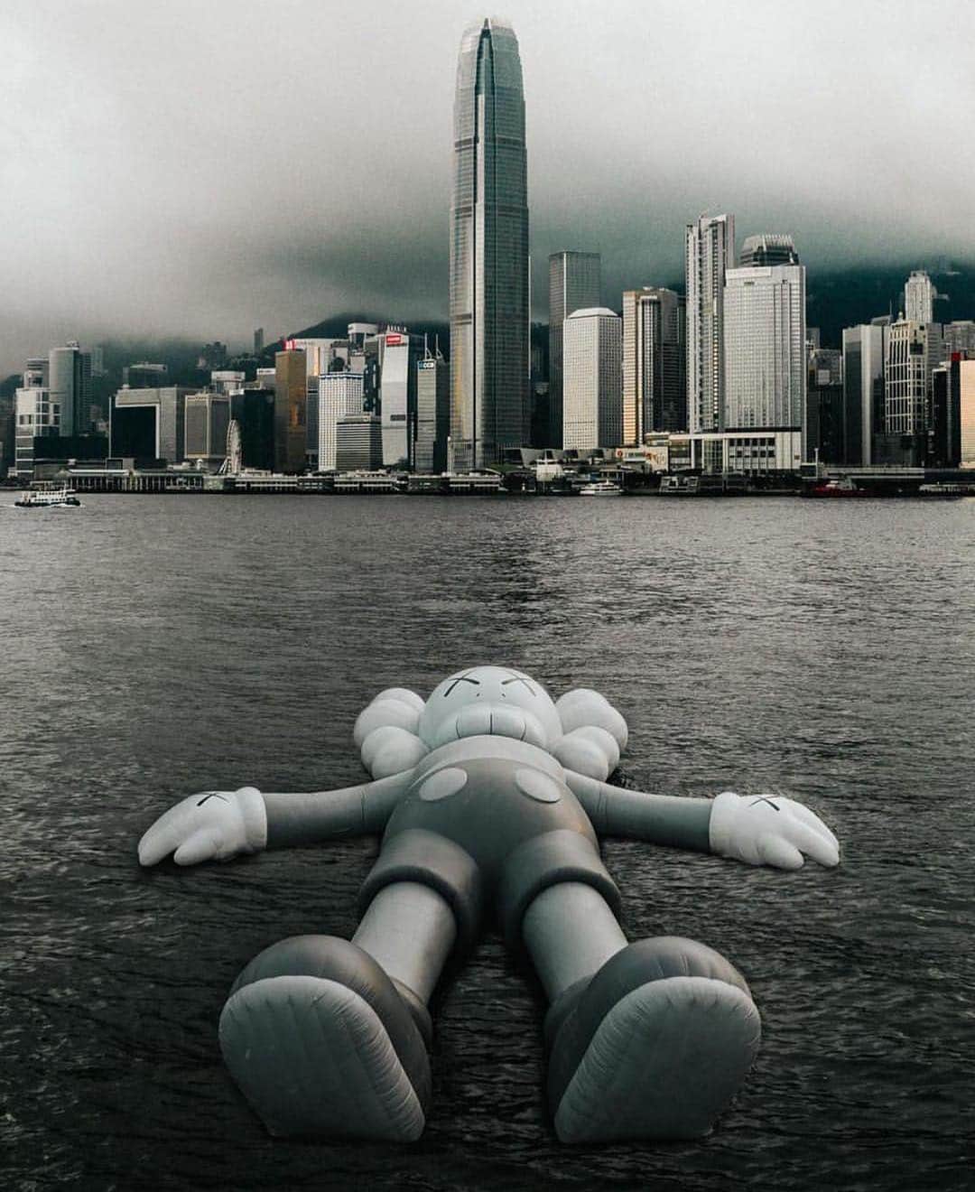 Juxtapoz Magazineさんのインスタグラム写真 - (Juxtapoz MagazineInstagram)「Friday mood. Congrats to @kaws on his massive #HOLIDAY sculpture floating in #HongKong harbor! @arr.allrightsreserved」3月23日 0時23分 - juxtapozmag