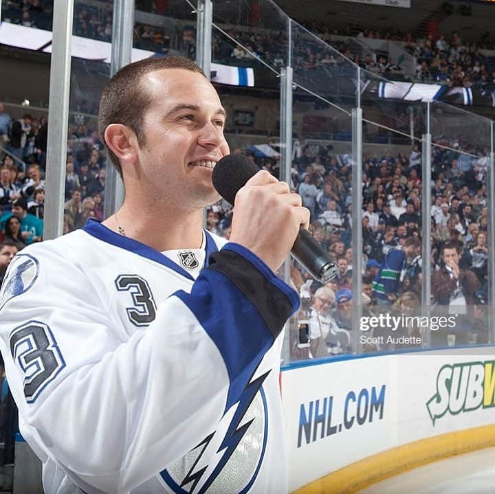 エバン・ロンゴリアさんのインスタグラム写真 - (エバン・ロンゴリアInstagram)「Everyone come out and support the @tblightning as they continue their pursuit to bring Lord Stanley home . Wear your gear everywhere and show pride . If you are not at the game come to @duckystampa wearing your bolts gear and I will buy you an @budlight draft. #gobolts #bethethunder #bolts #lightningstrikes⚡️」3月23日 0時23分 - evan.longoria3