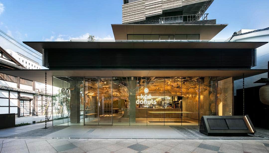 川上俊のインスタグラム：「koé donuts kyoto grand opening 2019. 3/21 https://donuts.koe.com/ - interior design by kengo kuma and associates  branding by shun kawakami and artless Inc. @shunkawakami  illustration by yu nagaba」