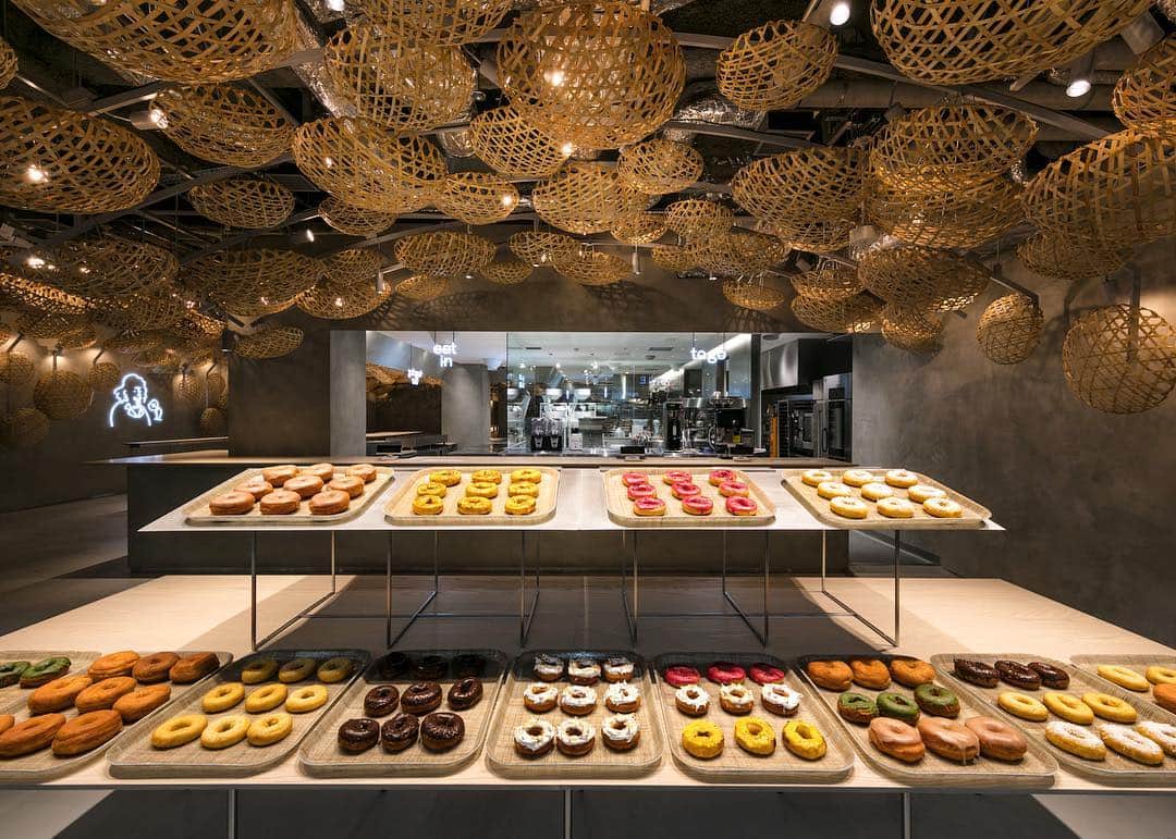 川上俊のインスタグラム：「koé donuts kyoto grand opening 2019. 3/21 https://donuts.koe.com/ - interior design by kengo kuma and associates  branding by shun kawakami and artless Inc. @shunkawakami  illustration by yu nagaba -」