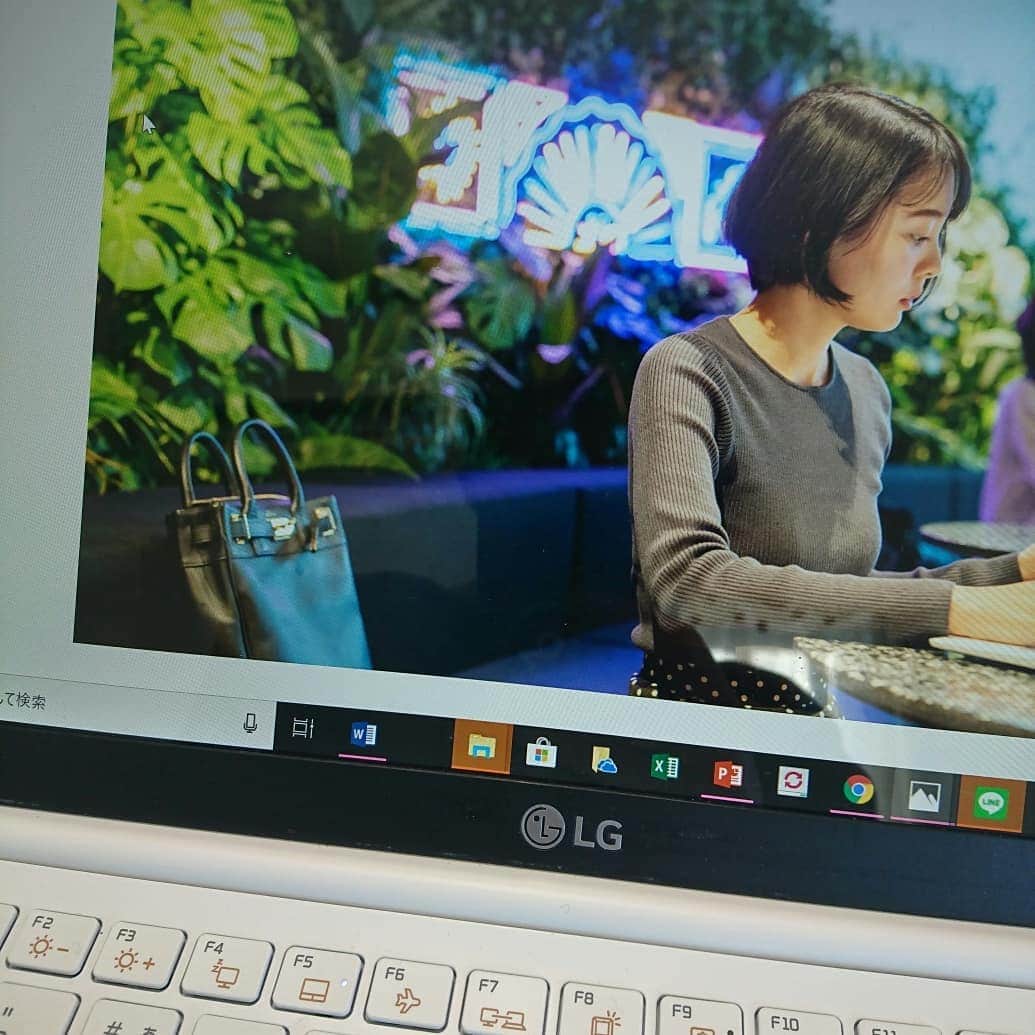 のインスタグラム：「. . カメラマンさんが、仕事中の仏頂面を撮ってくれていた📷 . そんな思い出のBAILA3月号にて、ライターあやかがいく話題のシェアオフィスWeWork企画が、 . webでも公開中です✒ . 話題のシェアオフィスもとっても素敵な場所で読んでいただきたいのですが、 . シェアオフィスで色んな働き方をしているアラサー女子や起業家さんたちのインタビューも必見なのです。 . 壁にぶつかって、ようやくたどり着いた自分らしい働き方は本当に十人十色。 . . 30代はキャリアもプライベートも考え始める頃かなと(私がそうなので☺)、少しでも同じ悩みを抱えている女性の参考になればと考えながら書きました。 . そして、有識者としてTHE CHOICEの @kyoko_gas さんに今後の働き方についてお話を伺っております。 . ガスケールさん自身、二児の母であり、会社経営者であり、組織の代表であり、パラレルワーカーとして第一線で活躍されている女性なのです。あ、憧れる…！ . 本誌を読んで、掲載されている起業家さんの会社の面接に向かった読者さんもいると聞いたので、 . 誰かの背中を押せたのだろうかと、私も励みになりました☺ . . 最後に〆は、悩みながらとりあえず頑張るしかない。 . ＼(^^)／ . #明日は４月号の話をするのだ #書くこといっぱい #いつも眠気に負ける #BAILA #アラサー」