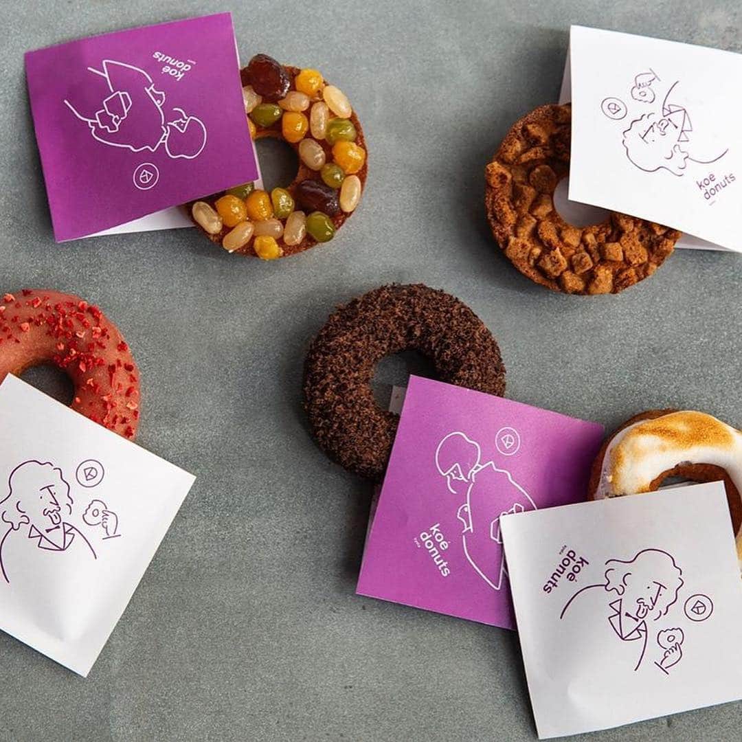 川上俊のインスタグラム：「koé donuts kyoto grand opening 2019. 3/21 https://donuts.koe.com/ - interior design by kengo kuma and associates  branding by shun kawakami and artless Inc. @shunkawakami  illustration by yu nagaba -」
