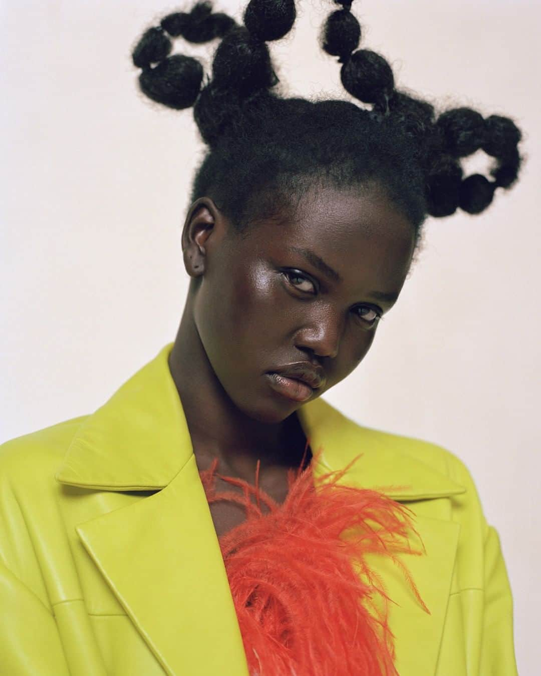 i-Dさんのインスタグラム写真 - (i-DInstagram)「Get the Adut look! 👀⁣ ⁣ Just in time for your Friday night out, hairstylist @jawaraw talks through the three texture-embracing hairstyles for afro hair which he styled in i-D's The Homegrown Issue. 💆🏿💆🏾💆🏽⁣ ⁣⁣⁣ Link in bio! 🔗⁣ ⁣ [The Homegrown Issue, no. 355, Spring 2019.]⁣⁣ .⁣⁣ .⁣⁣ .⁣⁣ Photography @campbelladdy ⁣⁣ Styling @sarrjamois⁣⁣ @adutakech wears Jacket @versace. Dress @msgm. #adutakech #afrohair #campbelladdy」3月23日 0時30分 - i_d